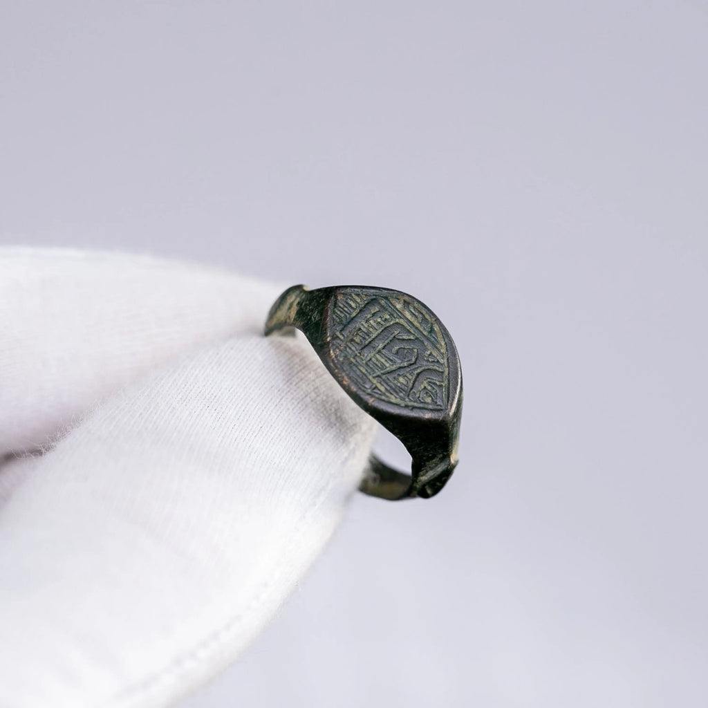 Islamic Bronze Signet Ring with Kufic Inscription – “Yusuf” (12th–15th c. AD) – EU 60 / US 9,25 Aurora Antiqua