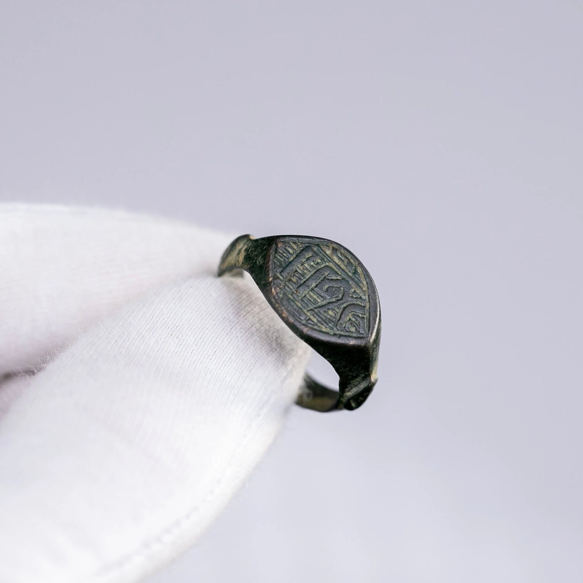 Islamic Bronze Signet Ring with Kufic Inscription – “Yusuf” (12th–15th c. AD) – EU 60 / US 9,25 Aurora Antiqua