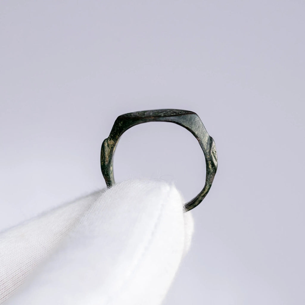 Islamic Bronze Signet Ring with Kufic Inscription – “Yusuf” (12th–15th c. AD) – EU 60 / US 9,25 Aurora Antiqua