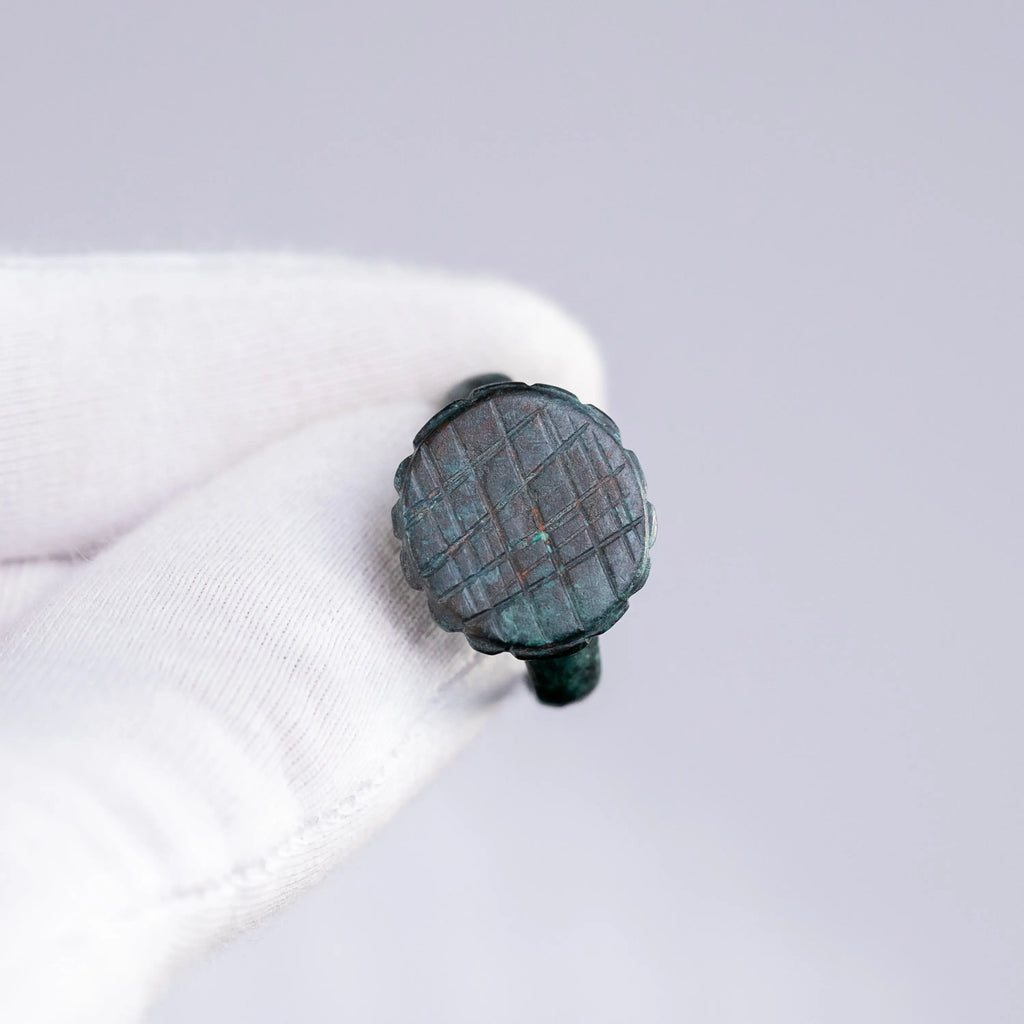 Bronze Ring with Scalloped Bezel & Cross-Hatched Design – “Theodorus” (3rd–7th c. AD) – EU 57 / US 8.5 Aurora Antiqua