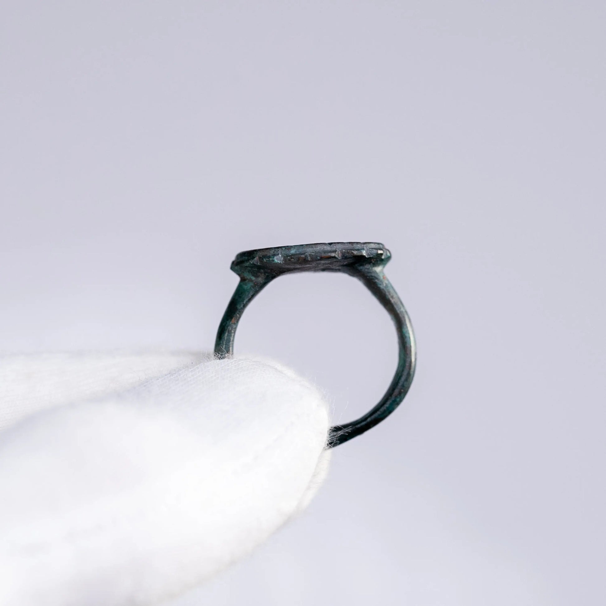 Bronze Ring with Scalloped Bezel & Cross-Hatched Design – “Theodorus” (3rd–7th c. AD) – EU 57 / US 8.5 Aurora Antiqua