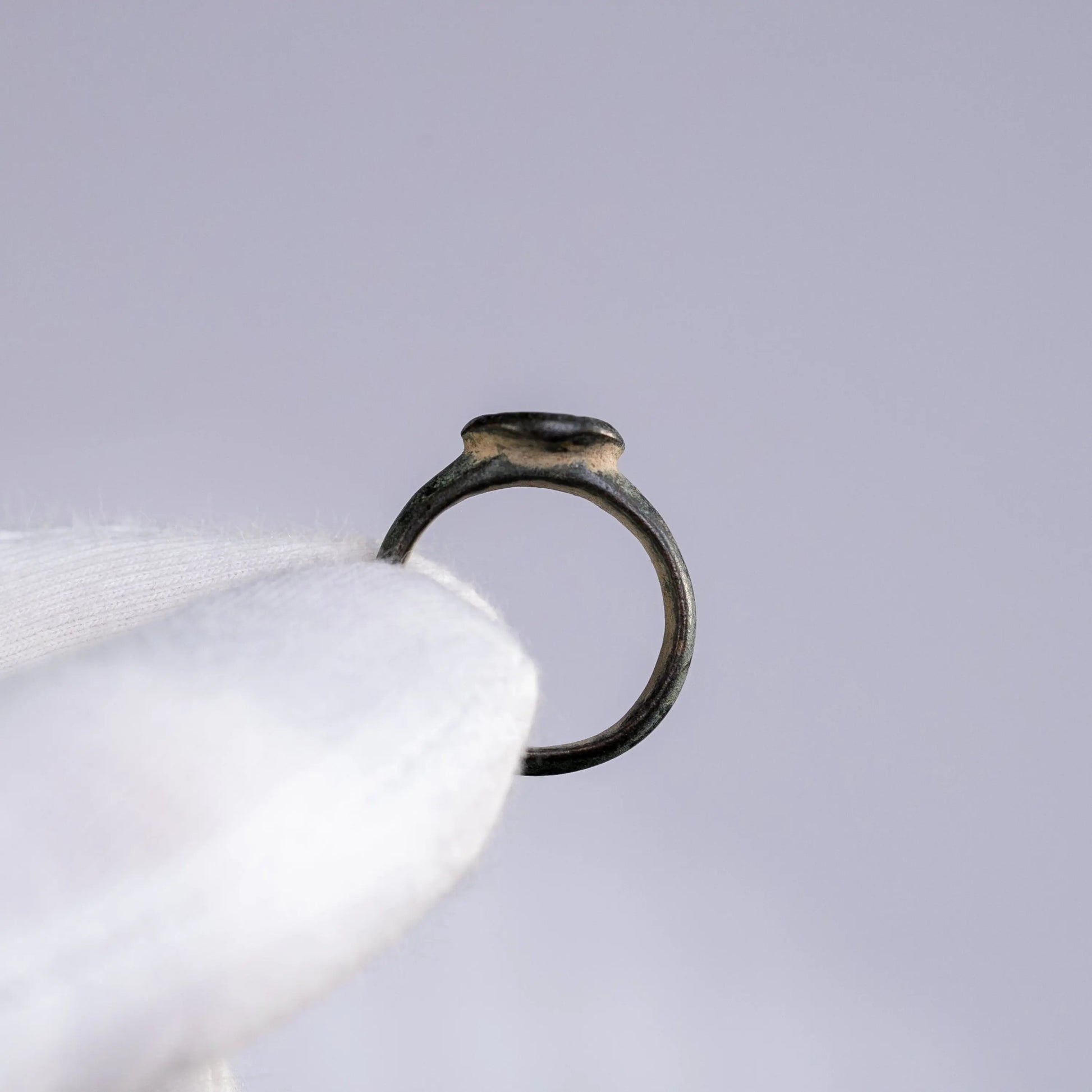 Bronze Ring with Linear Engraved Bezel – “Servius” (3rd–9th c. AD) – EU 49 / US 5 Aurora Antiqua