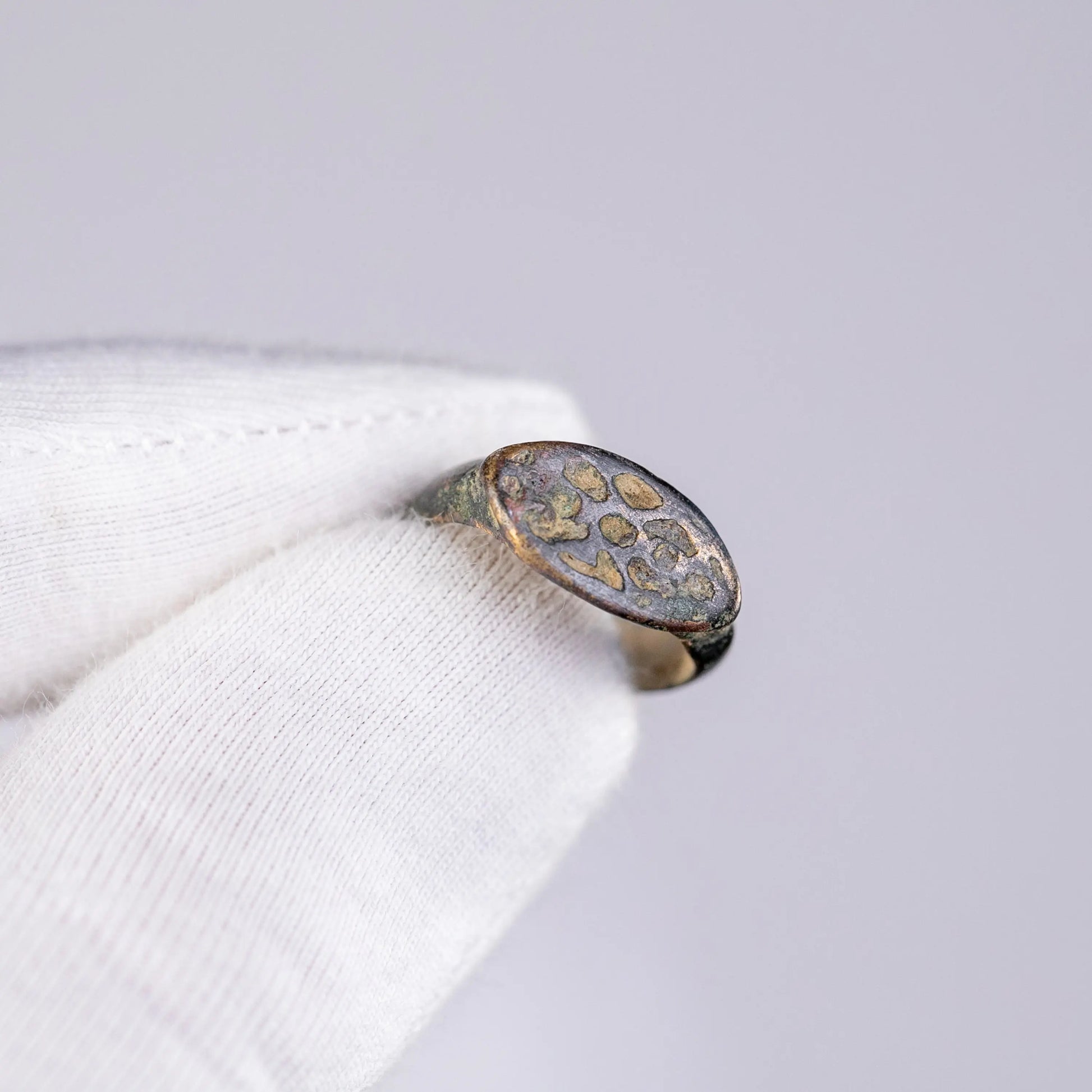 Bronze Ring with Dotted Rosette Bezel – “Faustinus” (4th–9th c. AD) – EU 46 / US 4 Aurora Antiqua