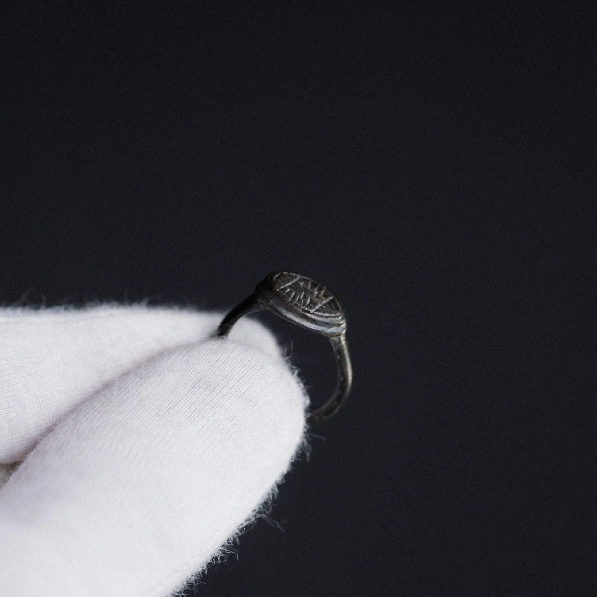 “Hildebert” – Medieval Bronze Signet Ring (12th–15th Century AD) – EU 50 / US 5.25 Aurora Antiqua