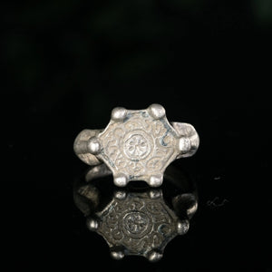 “Eoin” – Viking Silver Signet Ring (10th–11th Century AD) – EU 59 / US 8.5 Aurora Antiqua