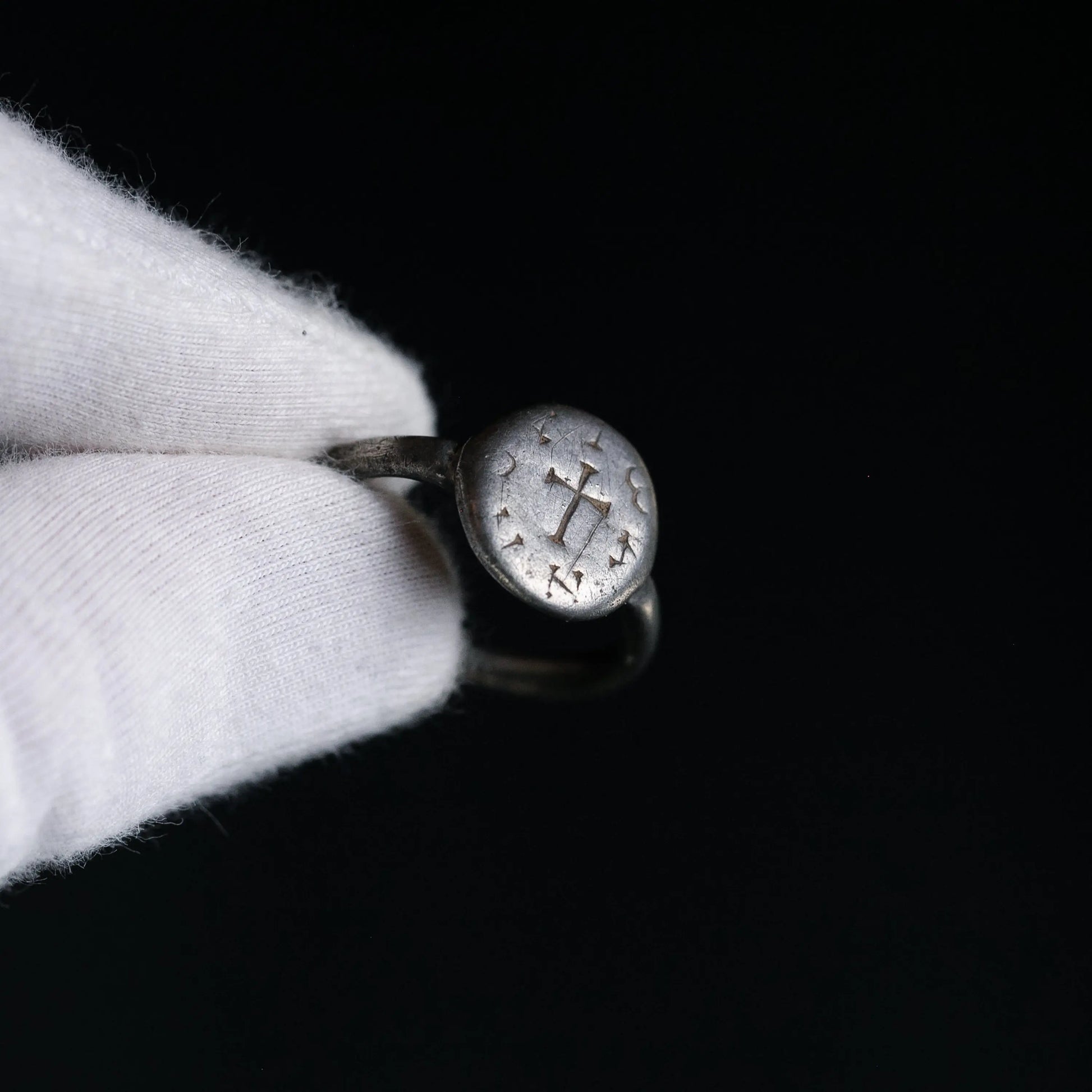 “Henricus” – Medieval Silver Seal Ring with Cross (12th–14th Century AD) – EU 65 / US 11 Aurora Antiqua