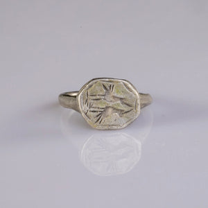 “Flavius” – Roman Silver Seal Ring with Twin-Bird Engraving (1st–3rd Century AD) – EU 53 / US 6.5 Aurora Antiqua