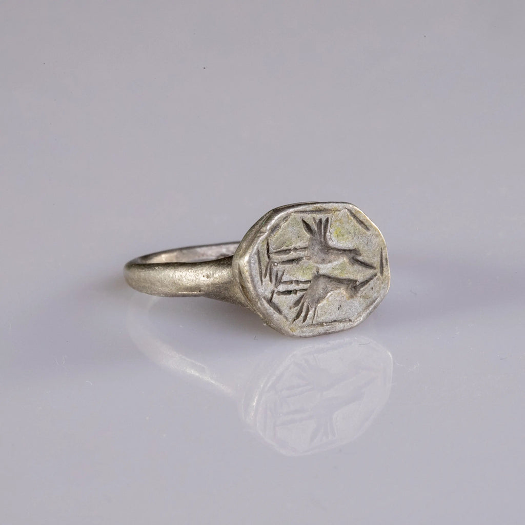 “Flavius” – Roman Silver Seal Ring with Twin-Bird Engraving (1st–3rd Century AD) – EU 53 / US 6.5 Aurora Antiqua