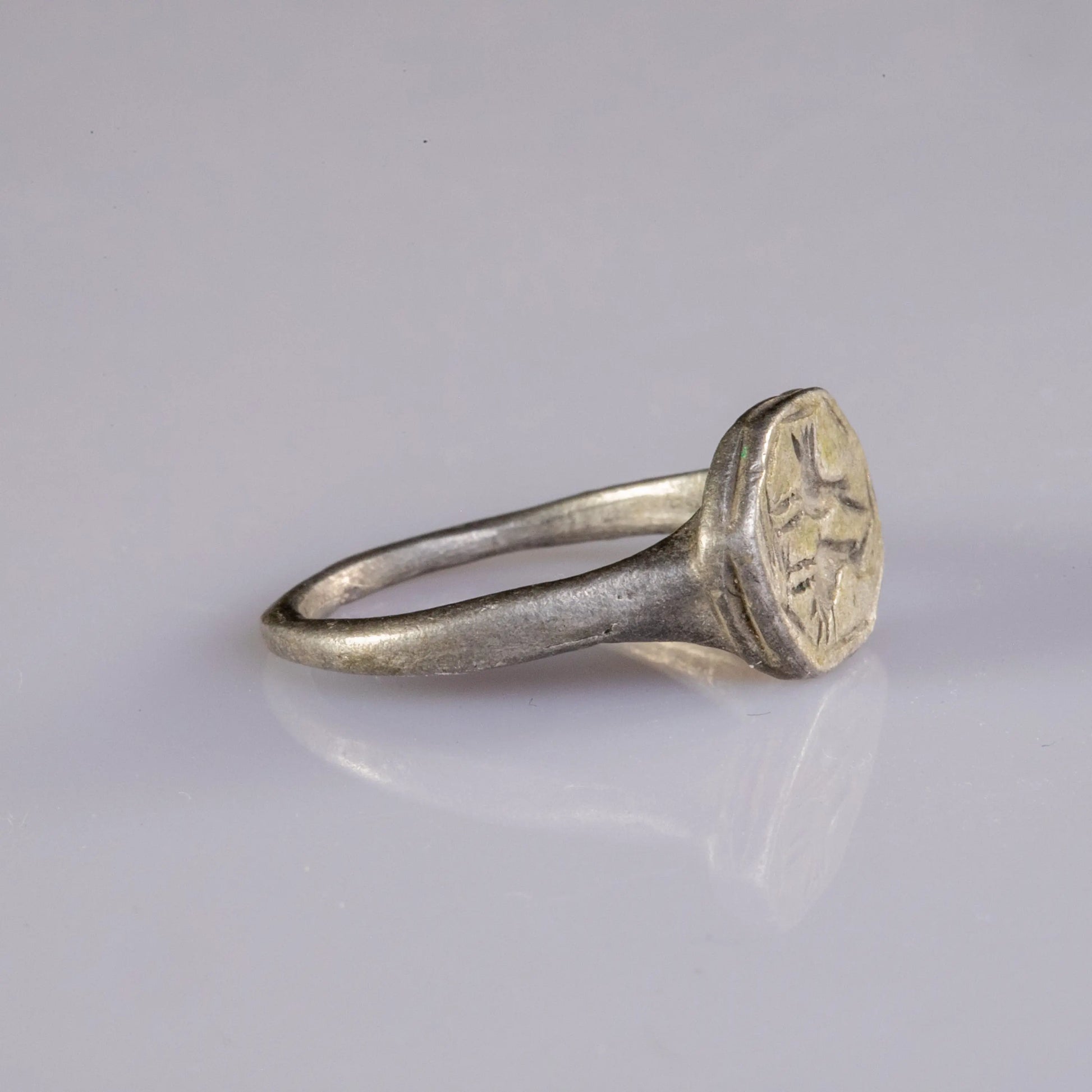 “Flavius” – Roman Silver Seal Ring with Twin-Bird Engraving (1st–3rd Century AD) – EU 53 / US 6.5 Aurora Antiqua