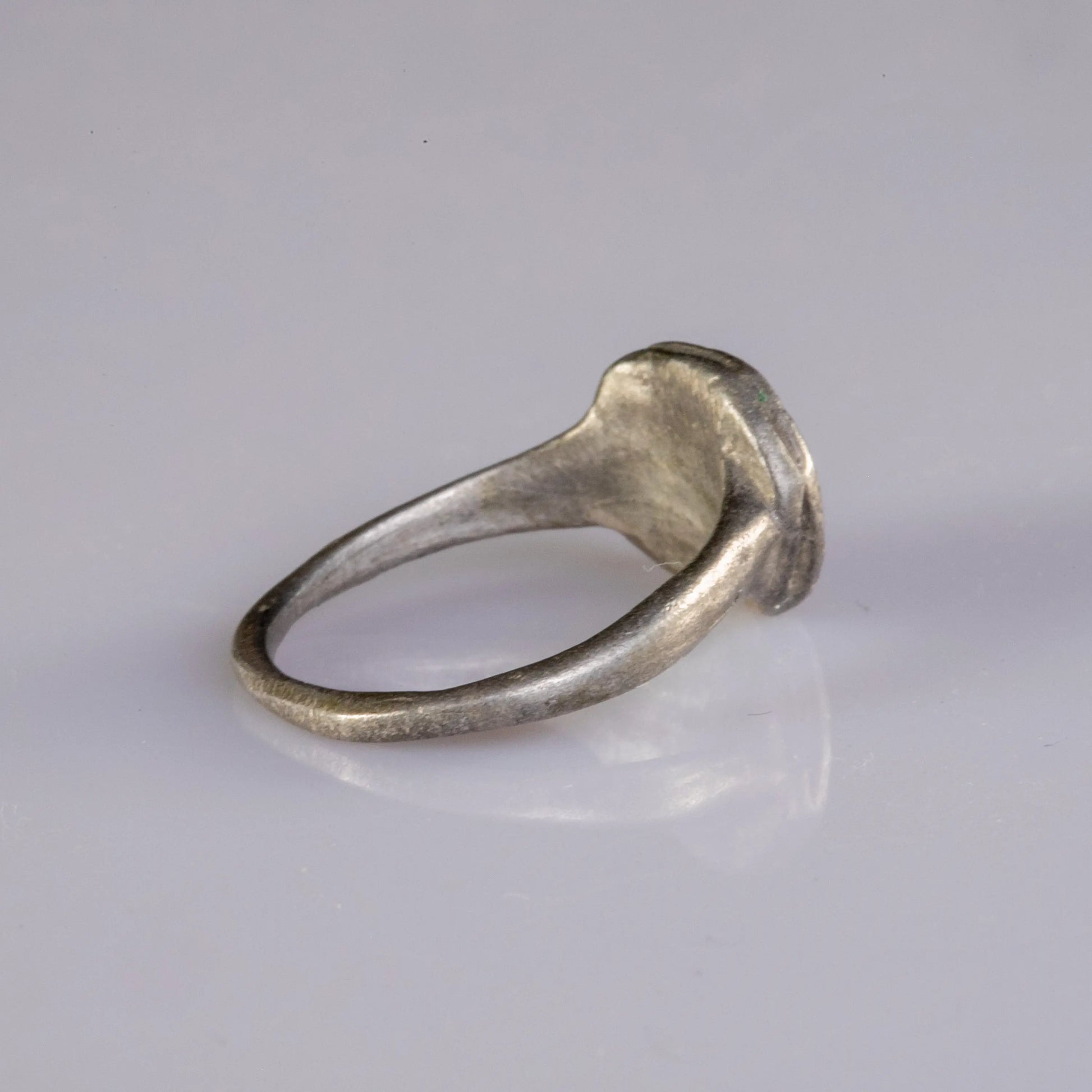 “Flavius” – Roman Silver Seal Ring with Twin-Bird Engraving (1st–3rd Century AD) – EU 53 / US 6.5 Aurora Antiqua