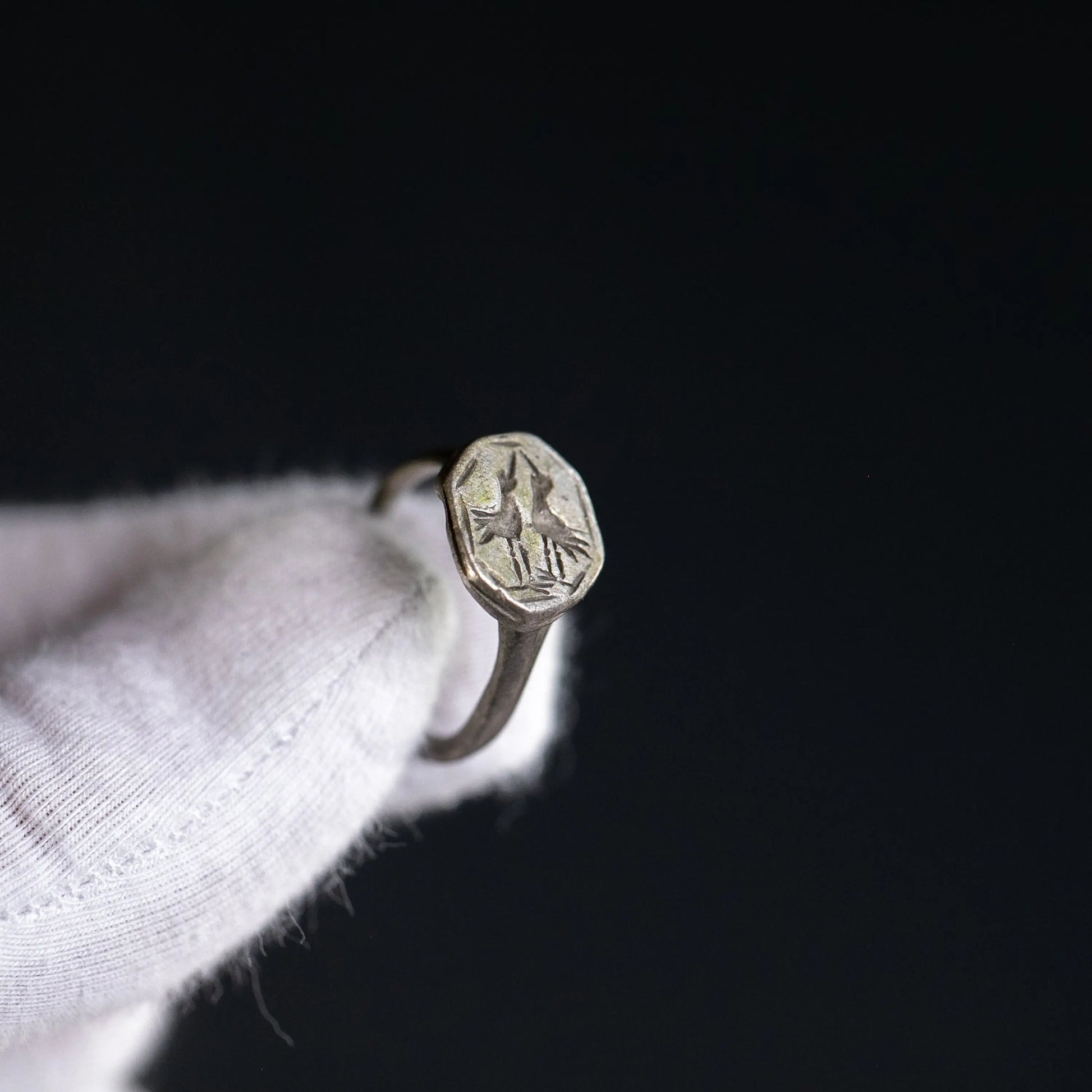 “Flavius” – Roman Silver Seal Ring with Twin-Bird Engraving (1st–3rd Century AD) – EU 53 / US 6.5 Aurora Antiqua