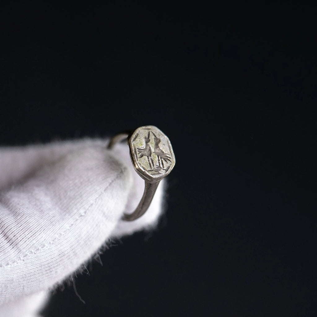 “Flavius” – Roman Silver Seal Ring with Twin-Bird Engraving (1st–3rd Century AD) – EU 53 / US 6.5 Aurora Antiqua
