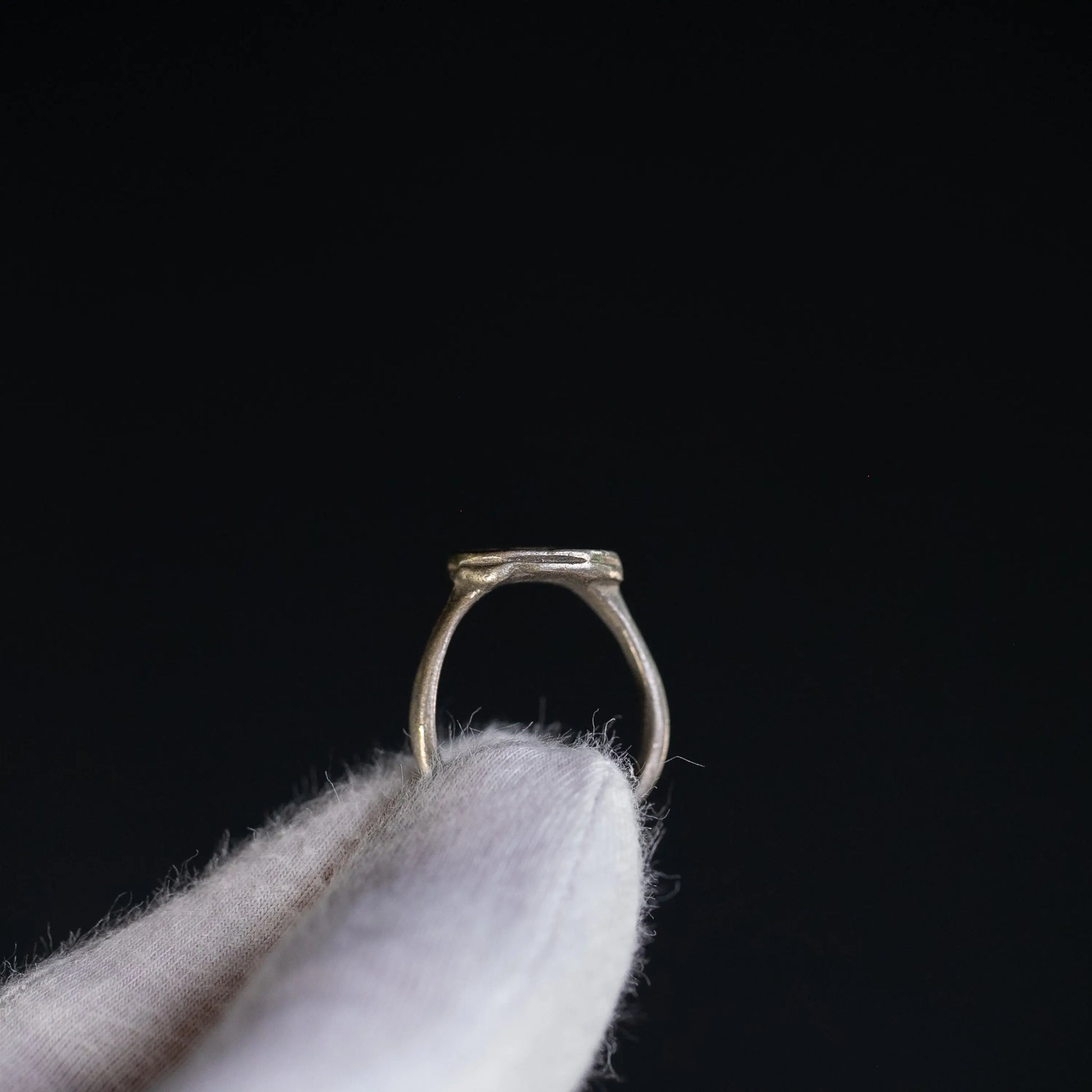 “Flavius” – Roman Silver Seal Ring with Twin-Bird Engraving (1st–3rd Century AD) – EU 53 / US 6.5 Aurora Antiqua