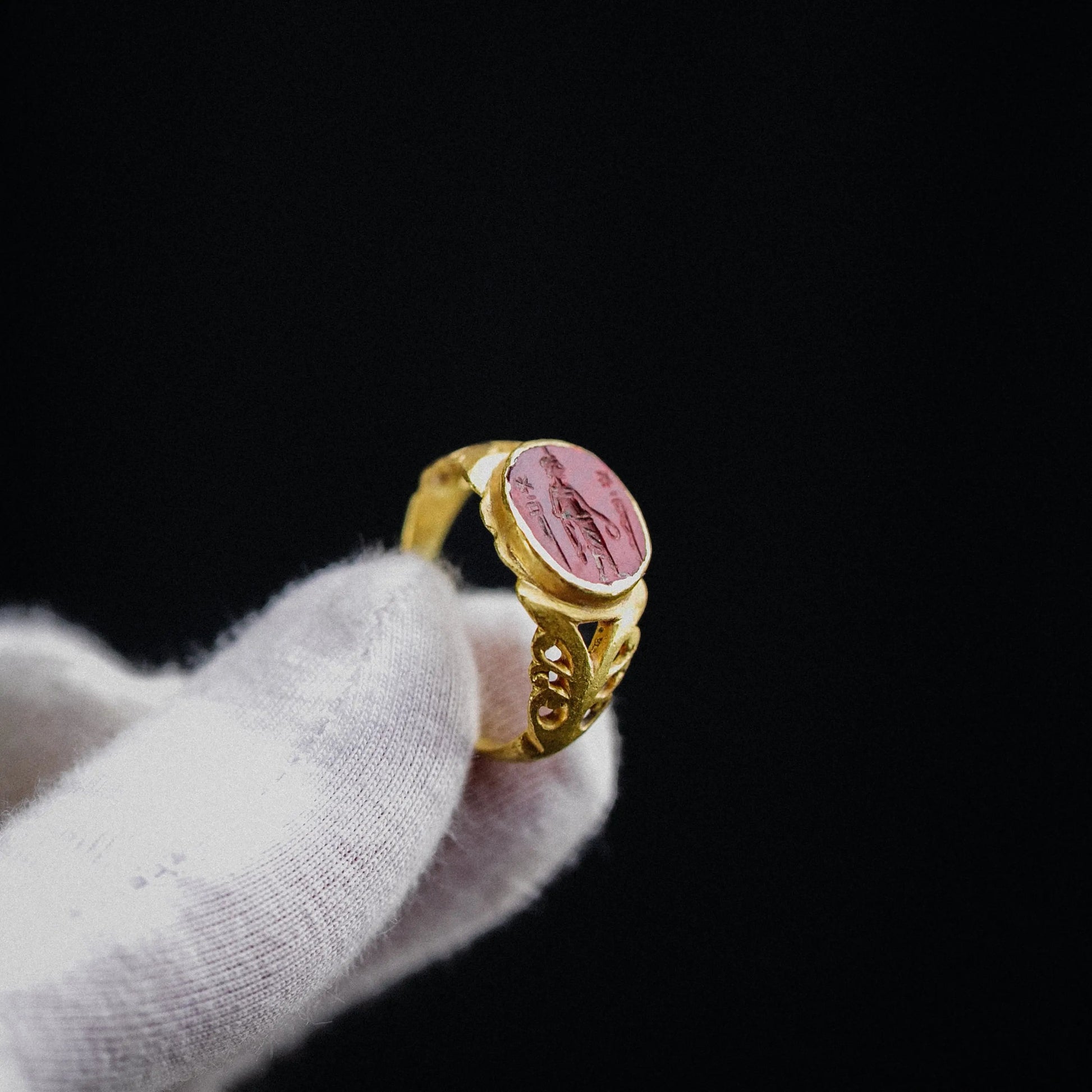 Roman Gold Ring with Red Jasper Intaglio – “Sol Invictus” (2nd–3rd c. AD) – EU 57 / US 8 - Aurora Antiqua
