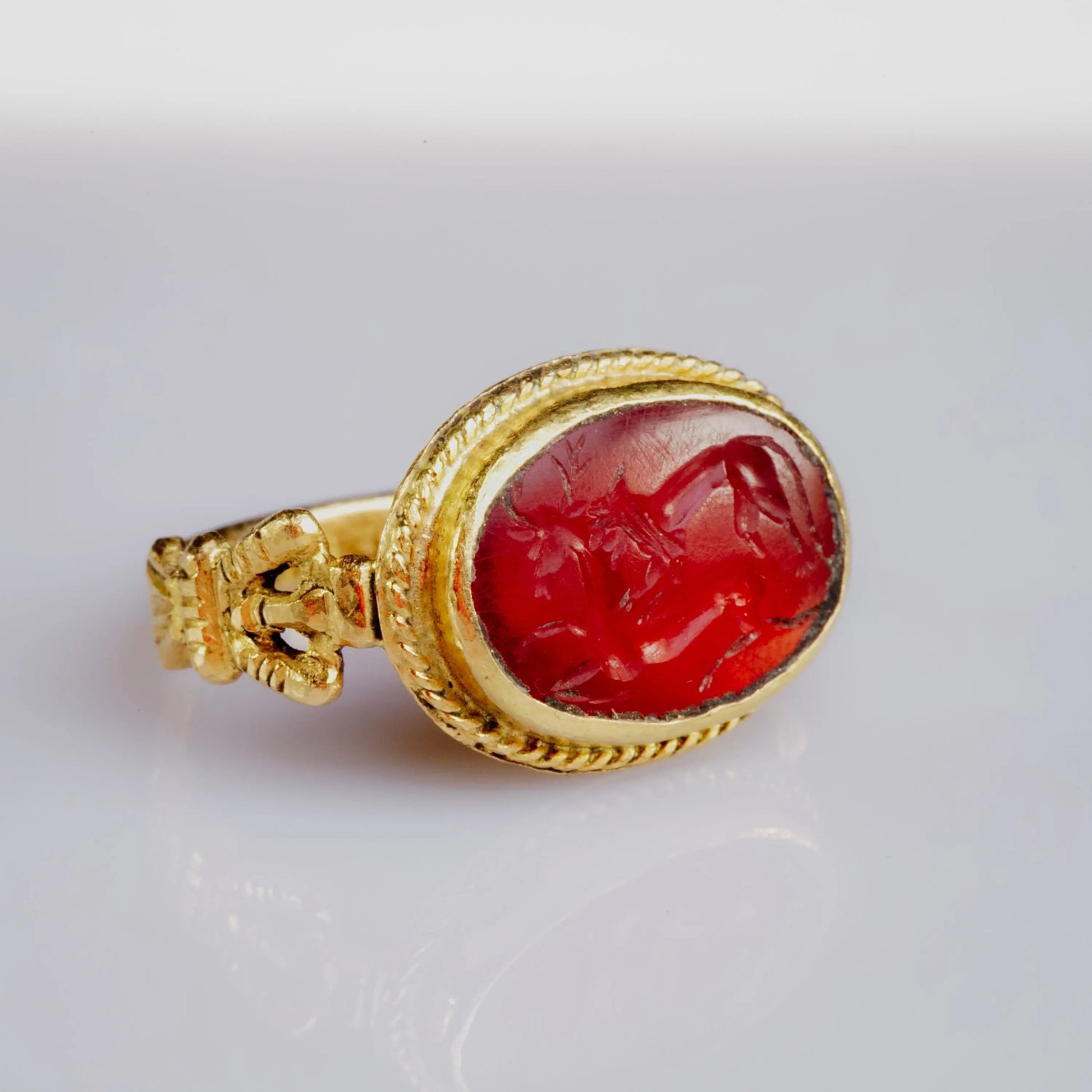 Roman Gold Ring with Carnelian Intaglio – “Leo et Cervus” (2nd–3rd c. AD) – EU 60 / US 9.25 - Aurora Antiqua