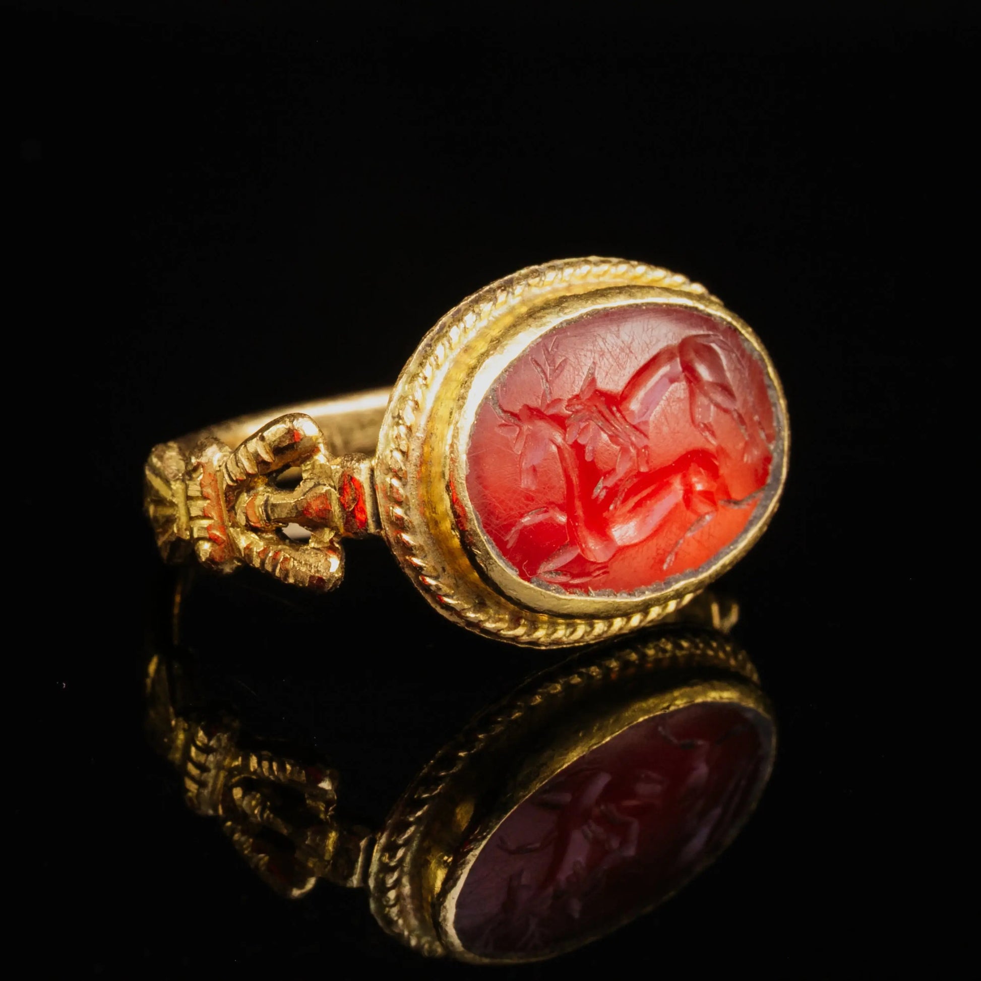 Roman Gold Ring with Carnelian Intaglio – “Leo et Cervus” (2nd–3rd c. AD) – EU 60 / US 9.25 - Aurora Antiqua