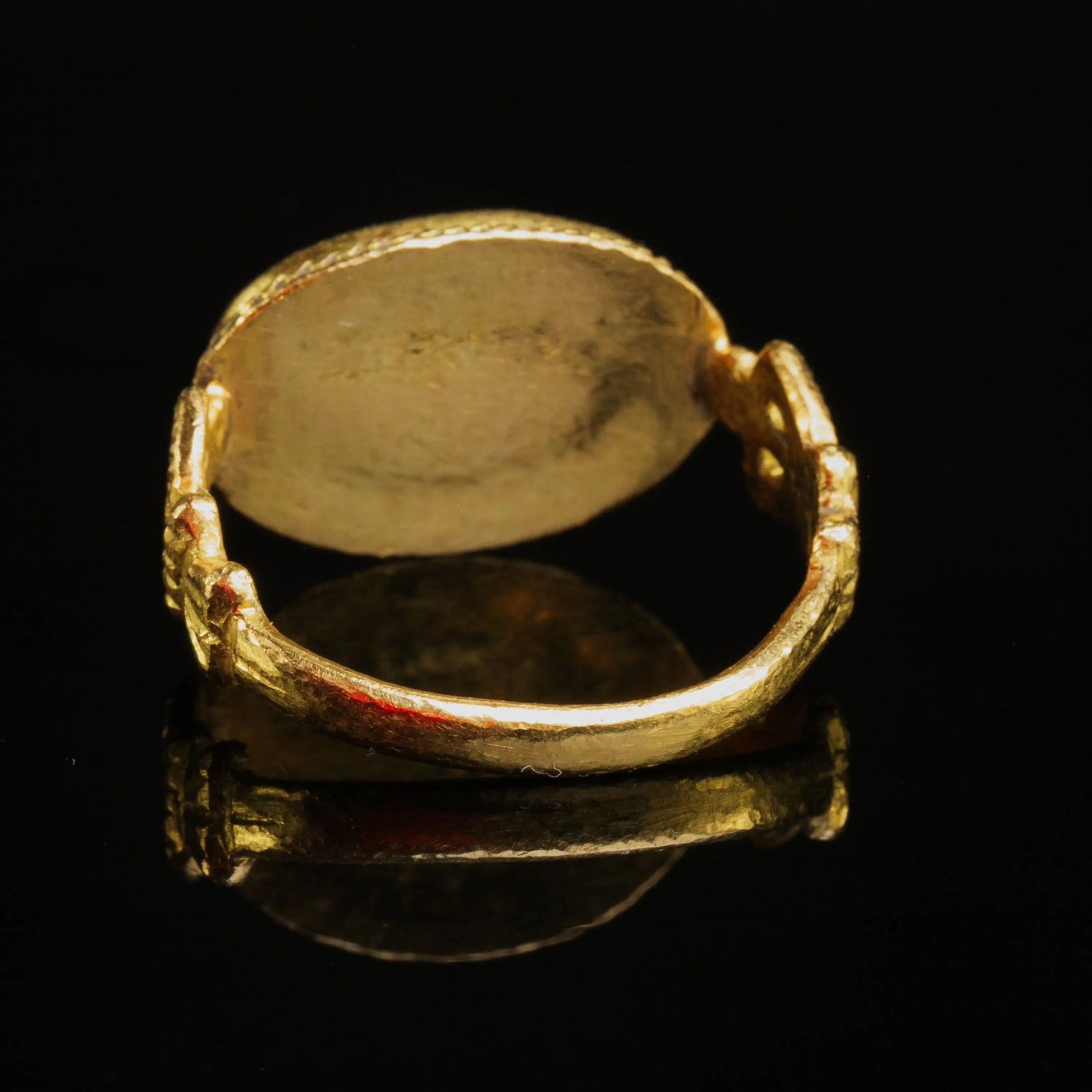 Roman Gold Ring with Carnelian Intaglio – “Leo et Cervus” (2nd–3rd c. AD) – EU 60 / US 9.25 - Aurora Antiqua