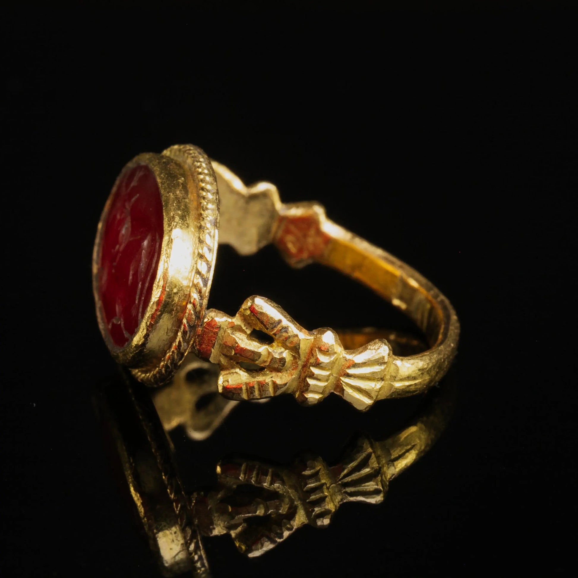 Roman Gold Ring with Carnelian Intaglio – “Leo et Cervus” (2nd–3rd c. AD) – EU 60 / US 9.25 - Aurora Antiqua