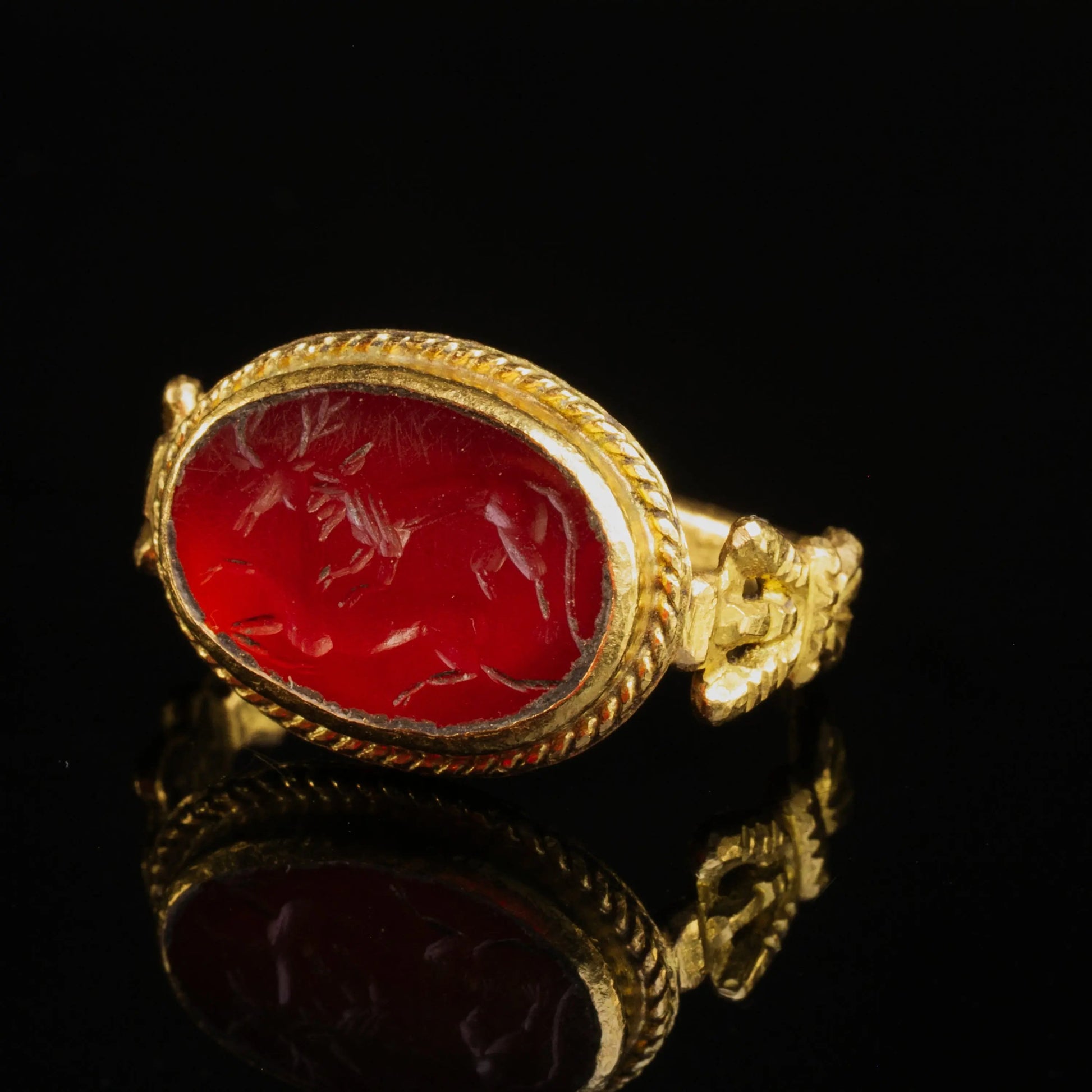 Roman Gold Ring with Carnelian Intaglio – “Leo et Cervus” (2nd–3rd c. AD) – EU 60 / US 9.25 - Aurora Antiqua