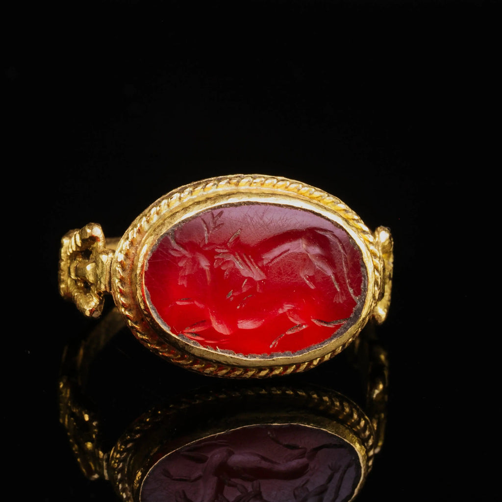 Roman Gold Ring with Carnelian Intaglio – “Leo et Cervus” (2nd–3rd c. AD) – EU 60 / US 9.25 - Aurora Antiqua
