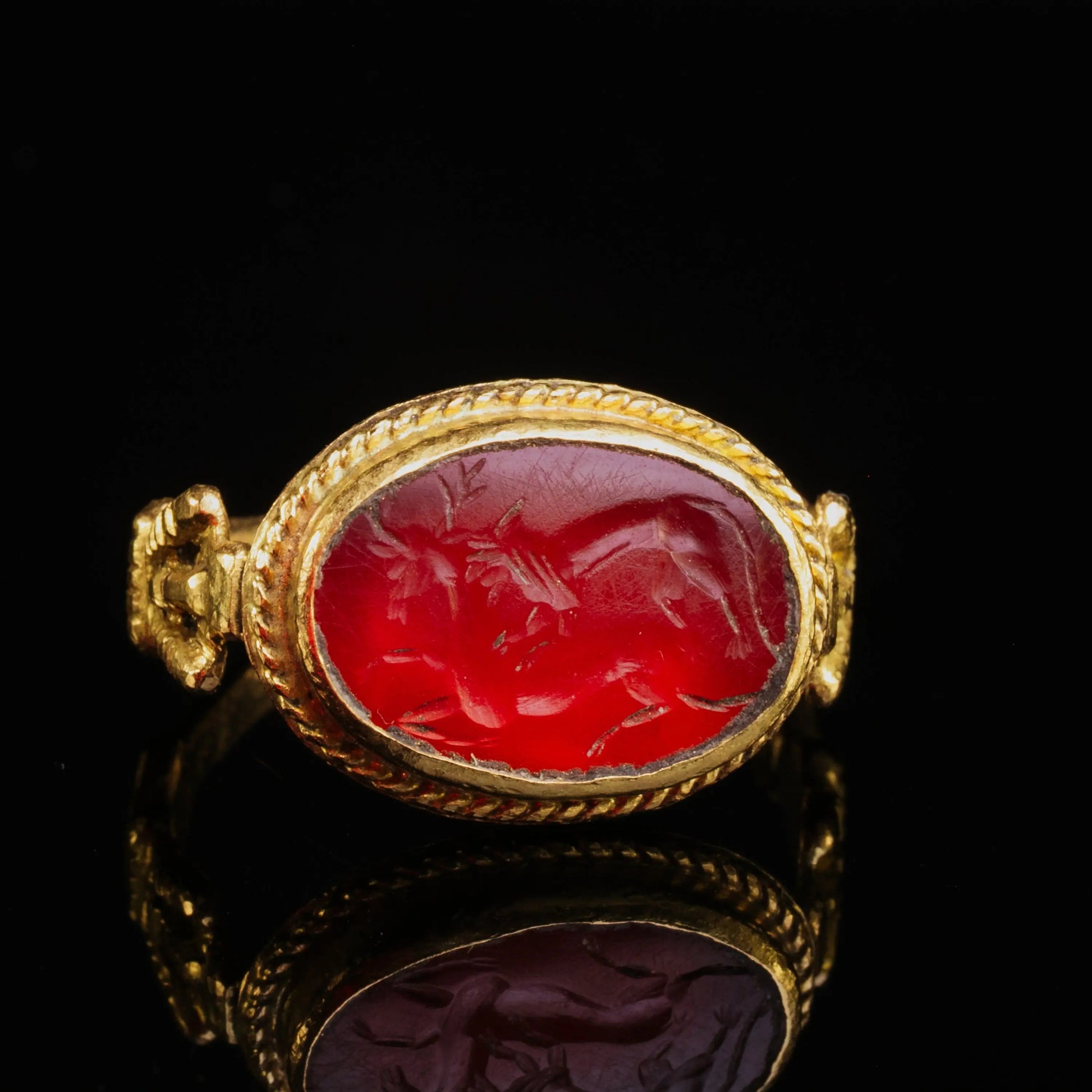 Roman Gold Ring with Carnelian Intaglio – “Leo et Cervus” (2nd–3rd c. AD) – EU 60 / US 9.25 - Aurora Antiqua