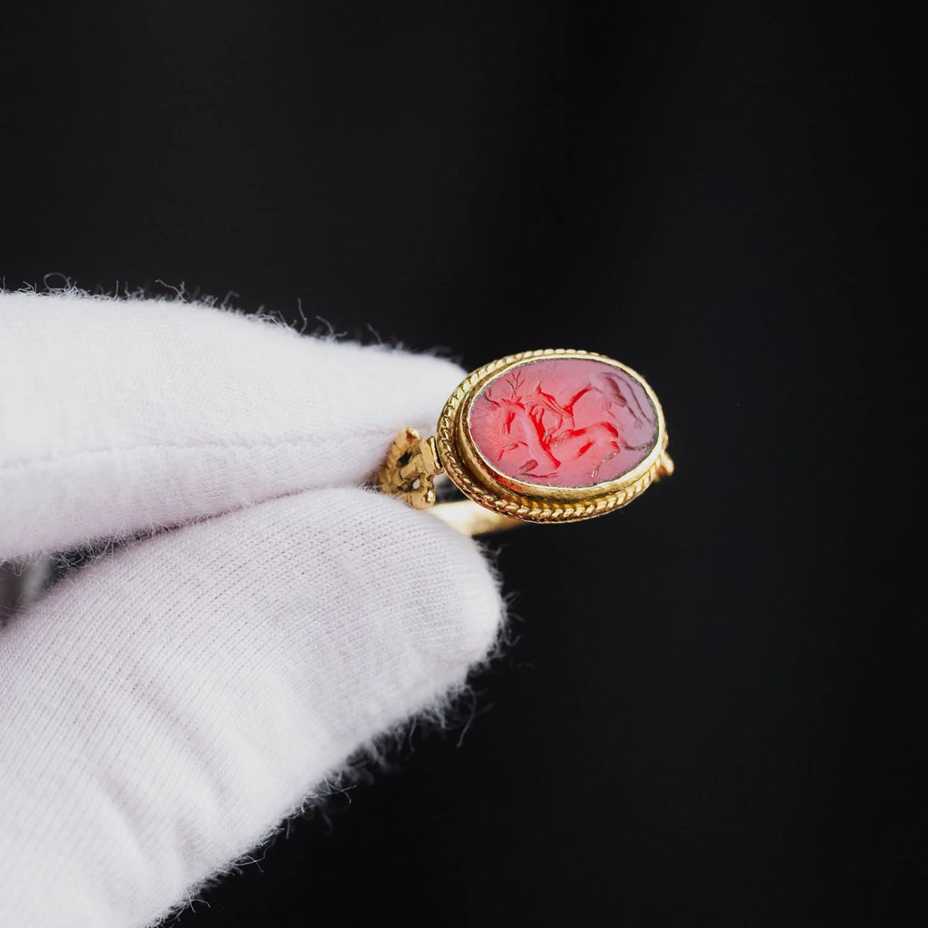 Roman Gold Ring with Carnelian Intaglio – “Leo et Cervus” (2nd–3rd c. AD) – EU 60 / US 9.25 - Aurora Antiqua