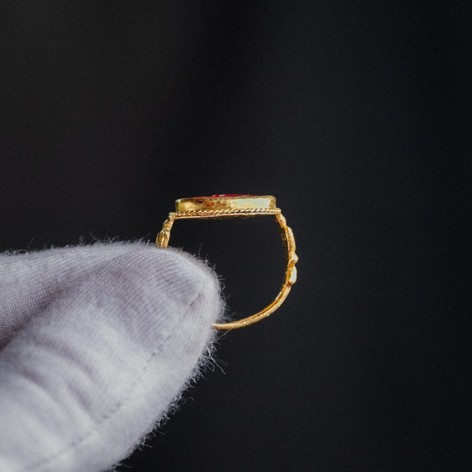 Roman Gold Ring with Carnelian Intaglio – “Leo et Cervus” (2nd–3rd c. AD) – EU 60 / US 9.25 - Aurora Antiqua
