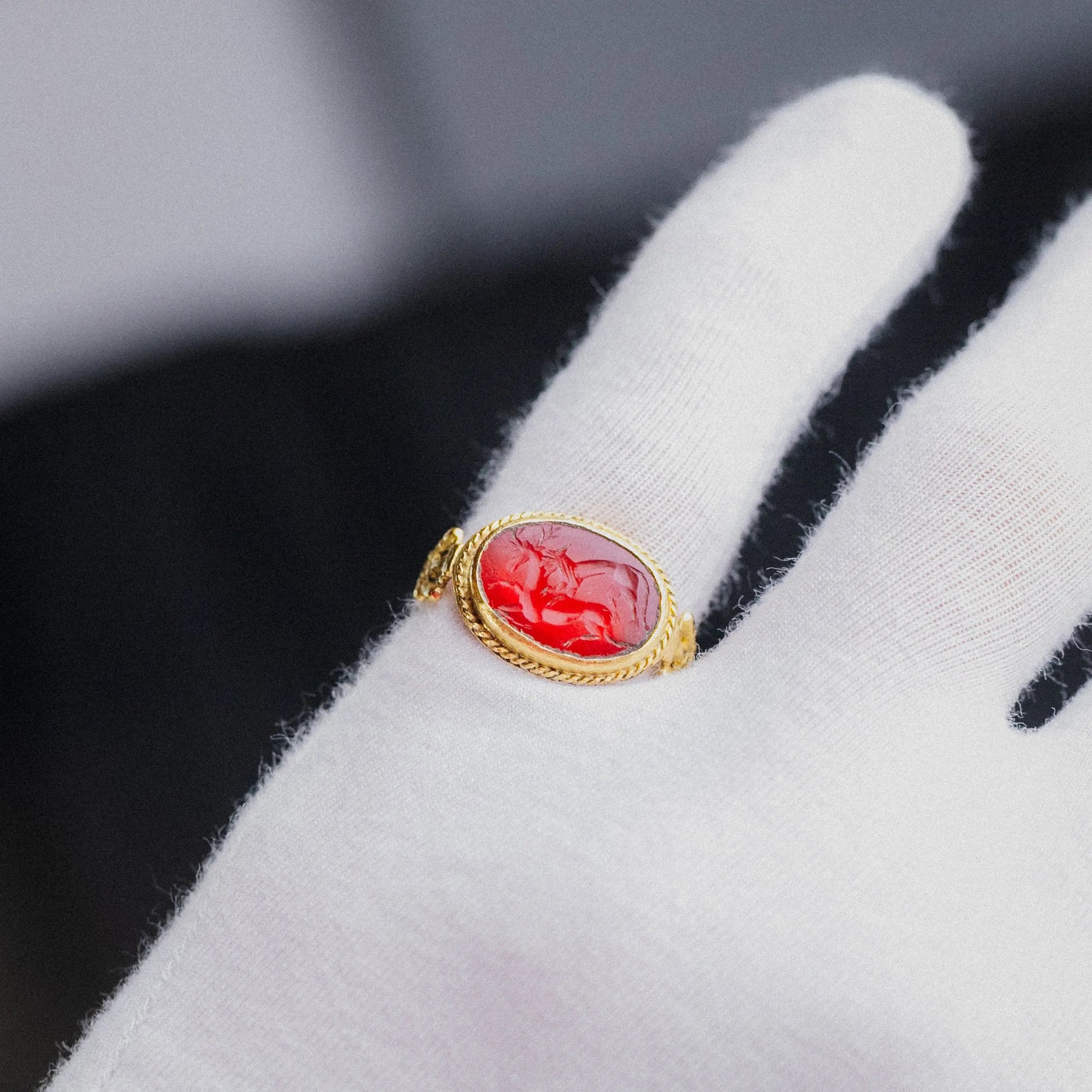 Roman Gold Ring with Carnelian Intaglio – “Leo et Cervus” (2nd–3rd c. AD) – EU 60 / US 9.25 - Aurora Antiqua