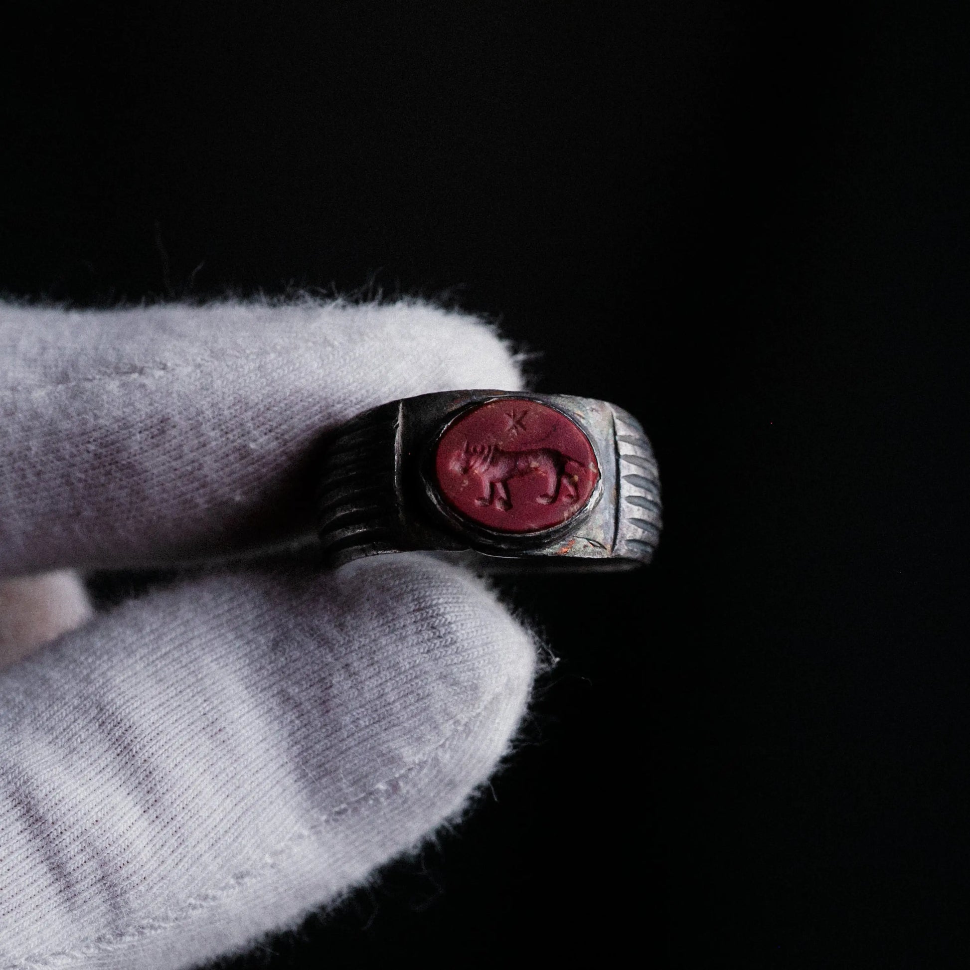 Eastern Roman / Sasanian Silver Ring with Red Jasper Intaglio – “Leo Astralis” (5th–6th c. AD) – EU 59 / US 9 - Aurora Antiqua