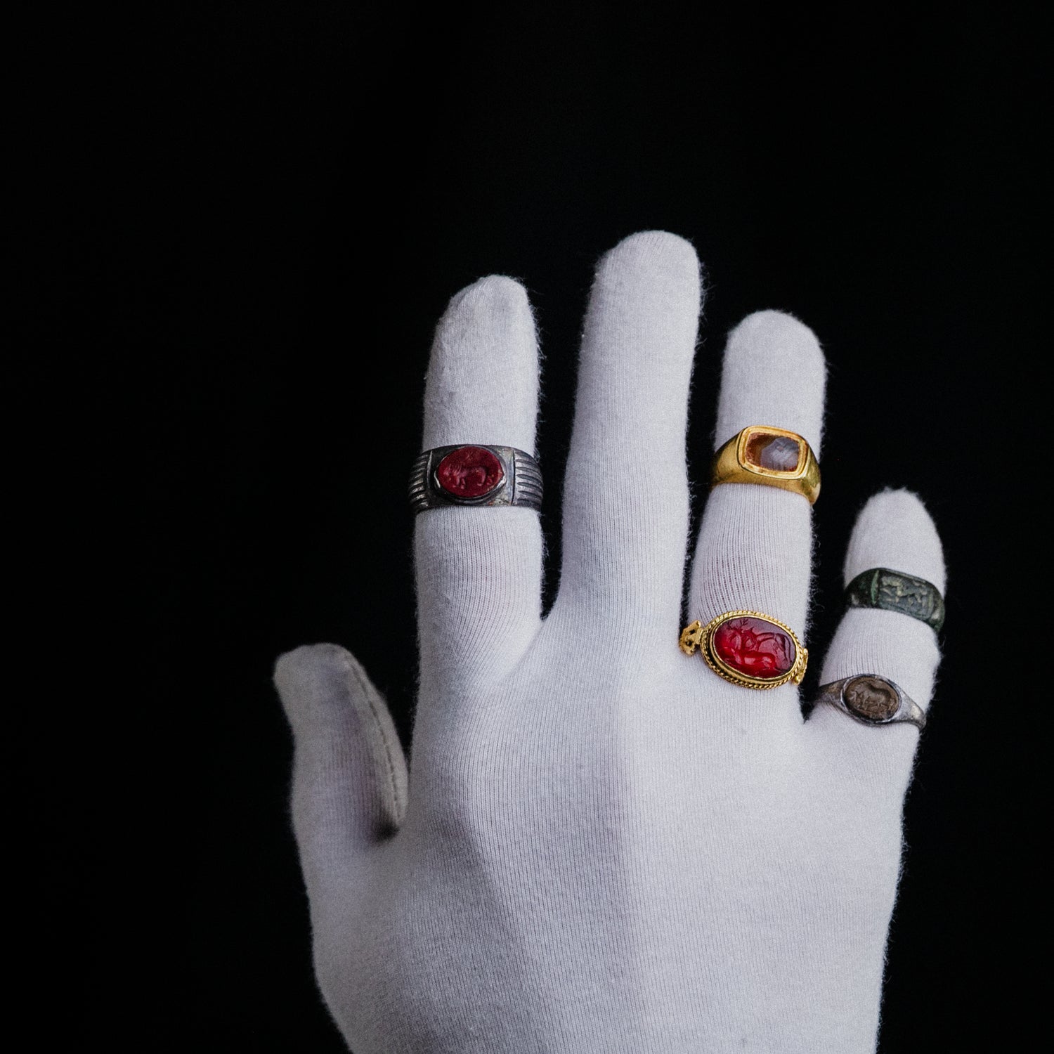 Hands holding an ancient Roman ring — Aurora Antiqua
