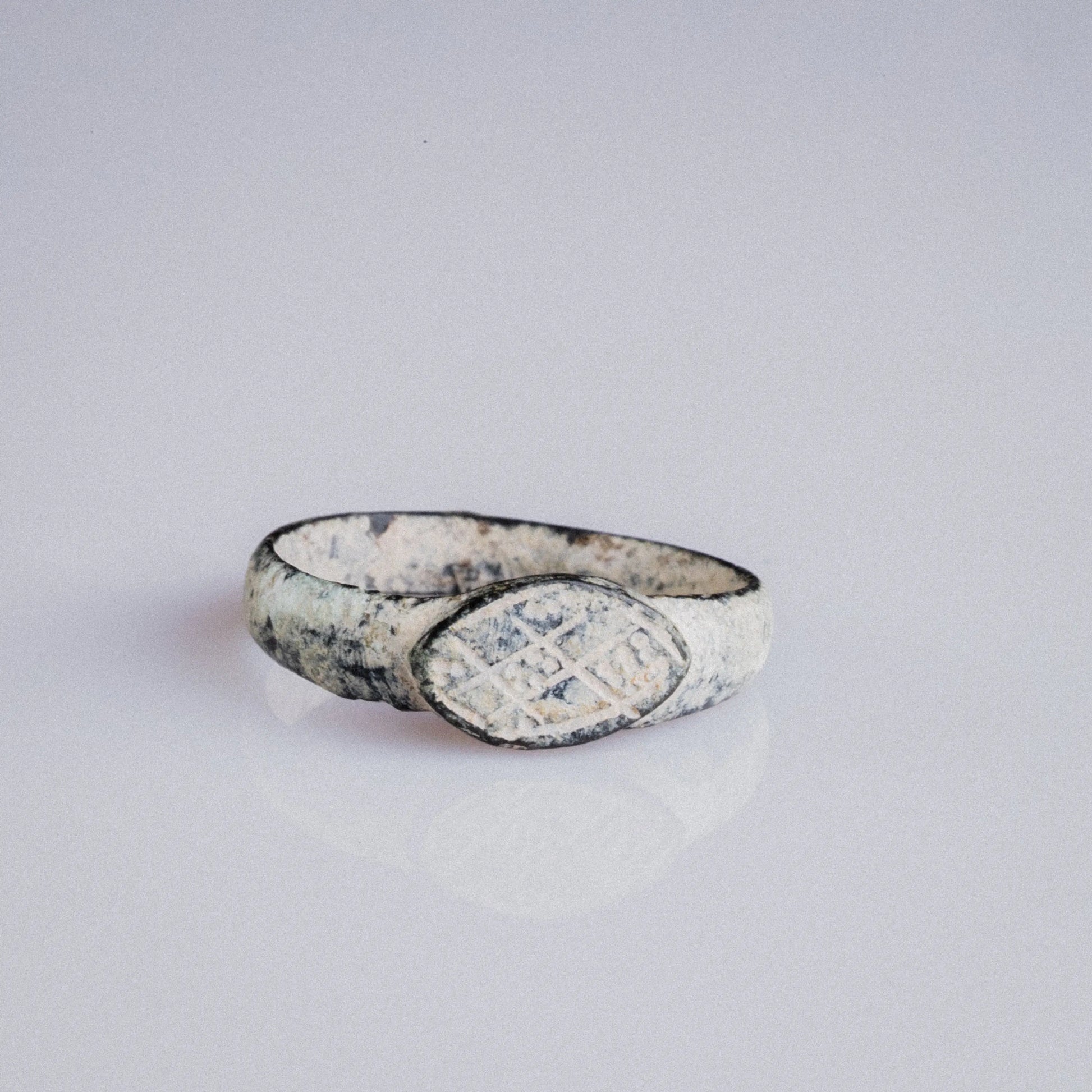 Roman Bronze Signet Ring with Geometric Intaglio – “Severus” (3rd–4th c. AD) – EU 54 / US 7 Aurora Antiqua