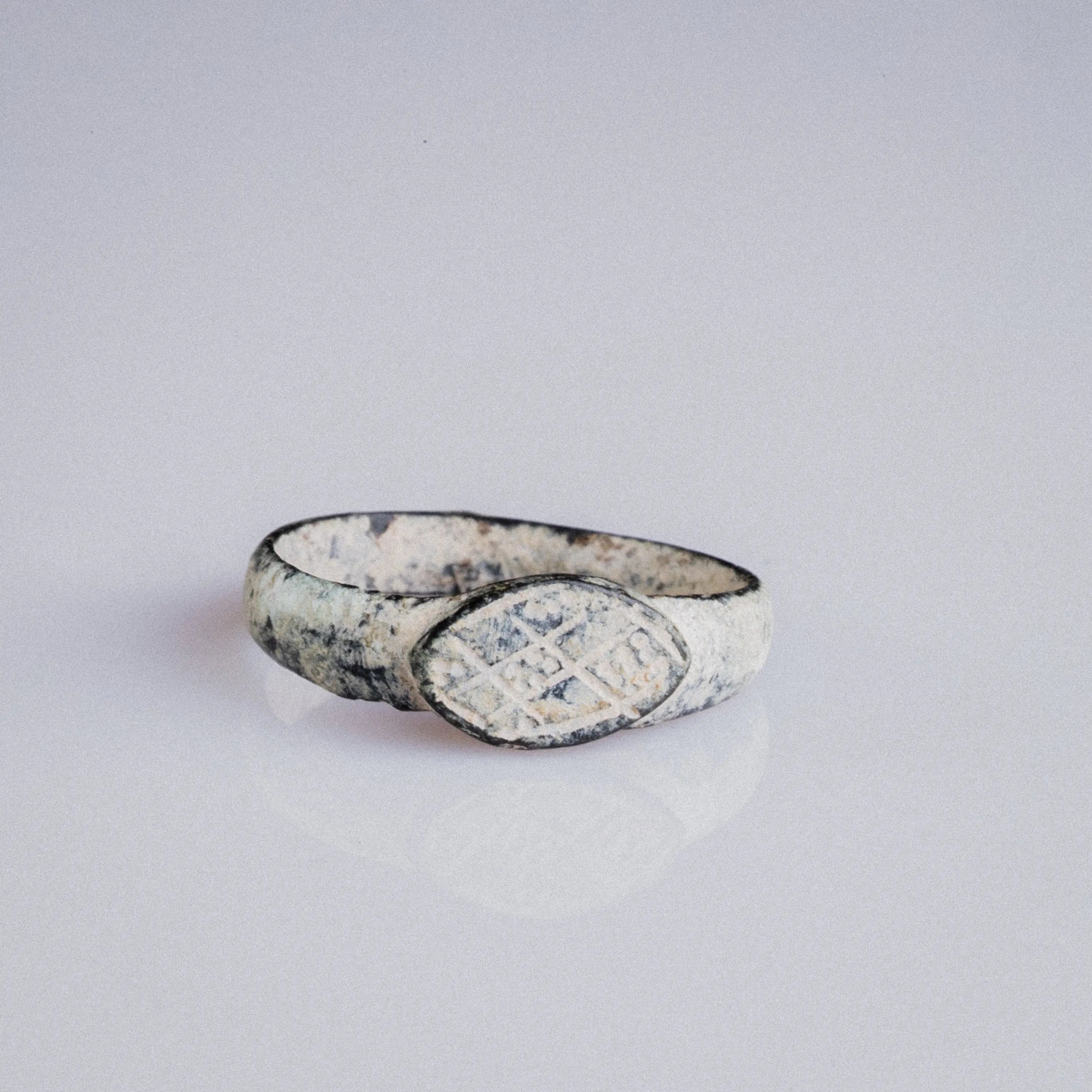 Roman Bronze Signet Ring with Geometric Intaglio – “Severus” (3rd–4th c. AD) – EU 54 / US 7 Aurora Antiqua