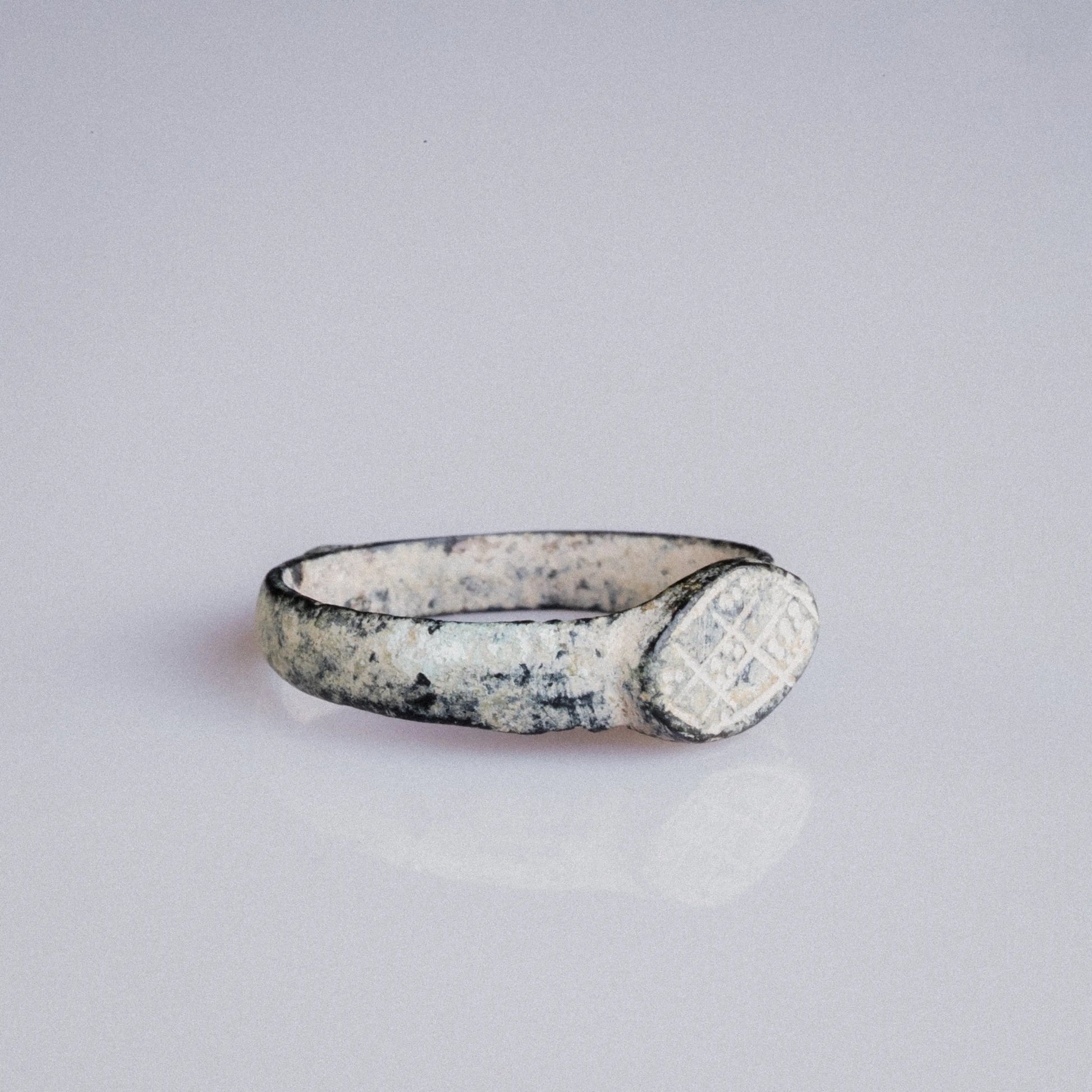 Roman Bronze Signet Ring with Geometric Intaglio – “Severus” (3rd–4th c. AD) – EU 54 / US 7 Aurora Antiqua