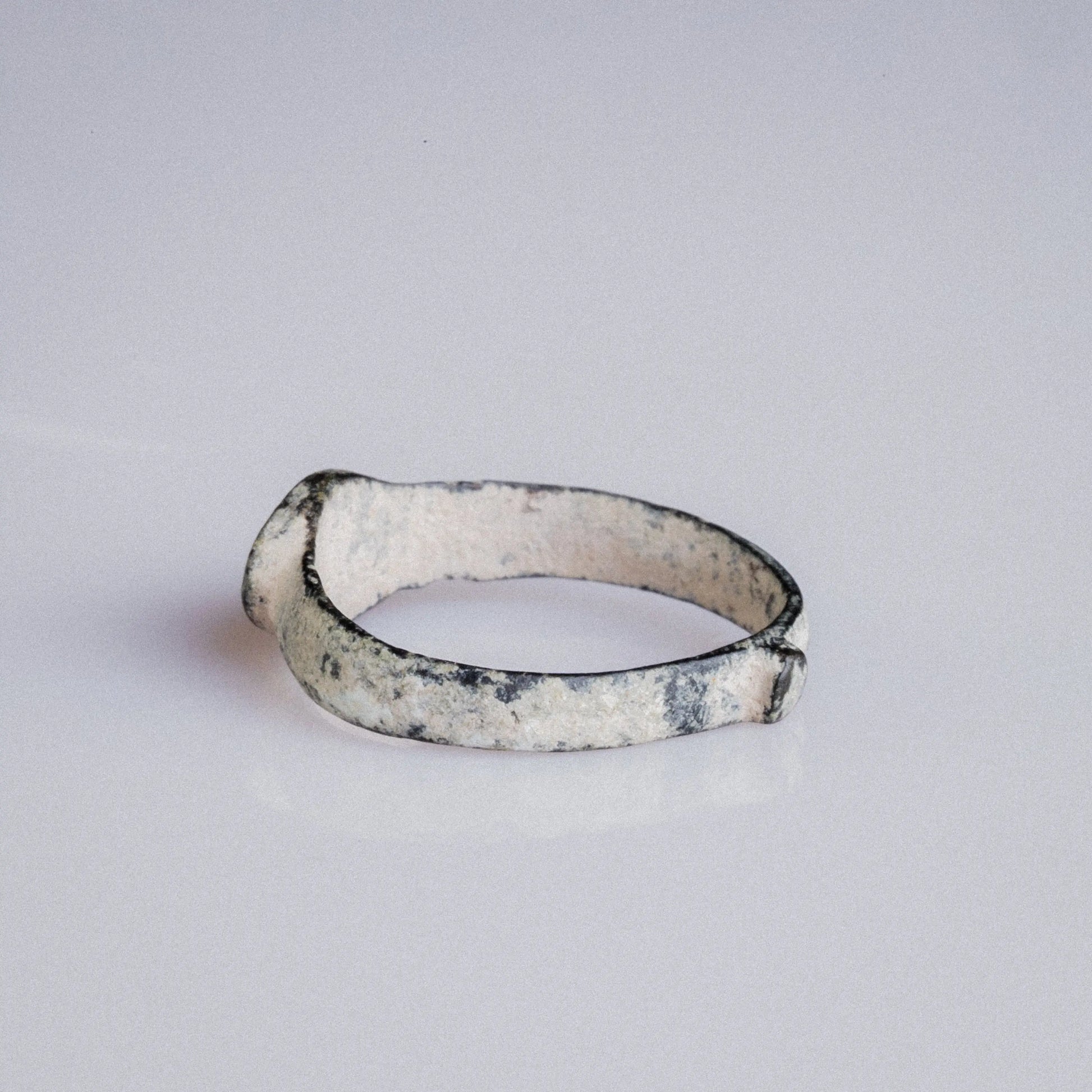 Roman Bronze Signet Ring with Geometric Intaglio – “Severus” (3rd–4th c. AD) – EU 54 / US 7 Aurora Antiqua