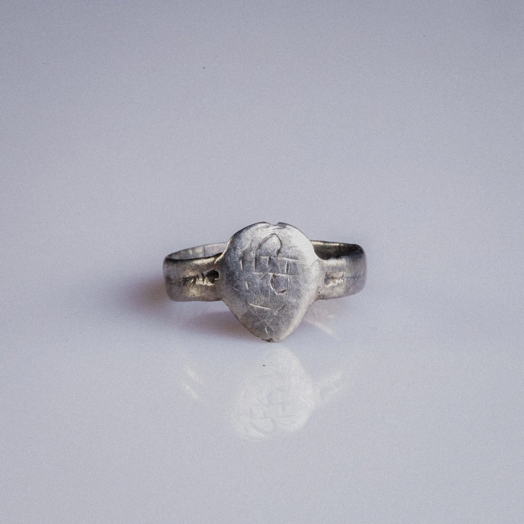 Medieval Silver Ring with Tear-Shaped Bezel – “Eadric” (9th–12th c. AD) – EU 49 / US 5 Aurora Antiqua