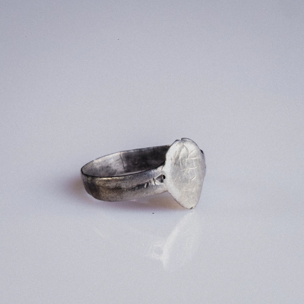 Medieval Silver Ring with Tear-Shaped Bezel – “Eadric” (9th–12th c. AD) – EU 49 / US 5 Aurora Antiqua