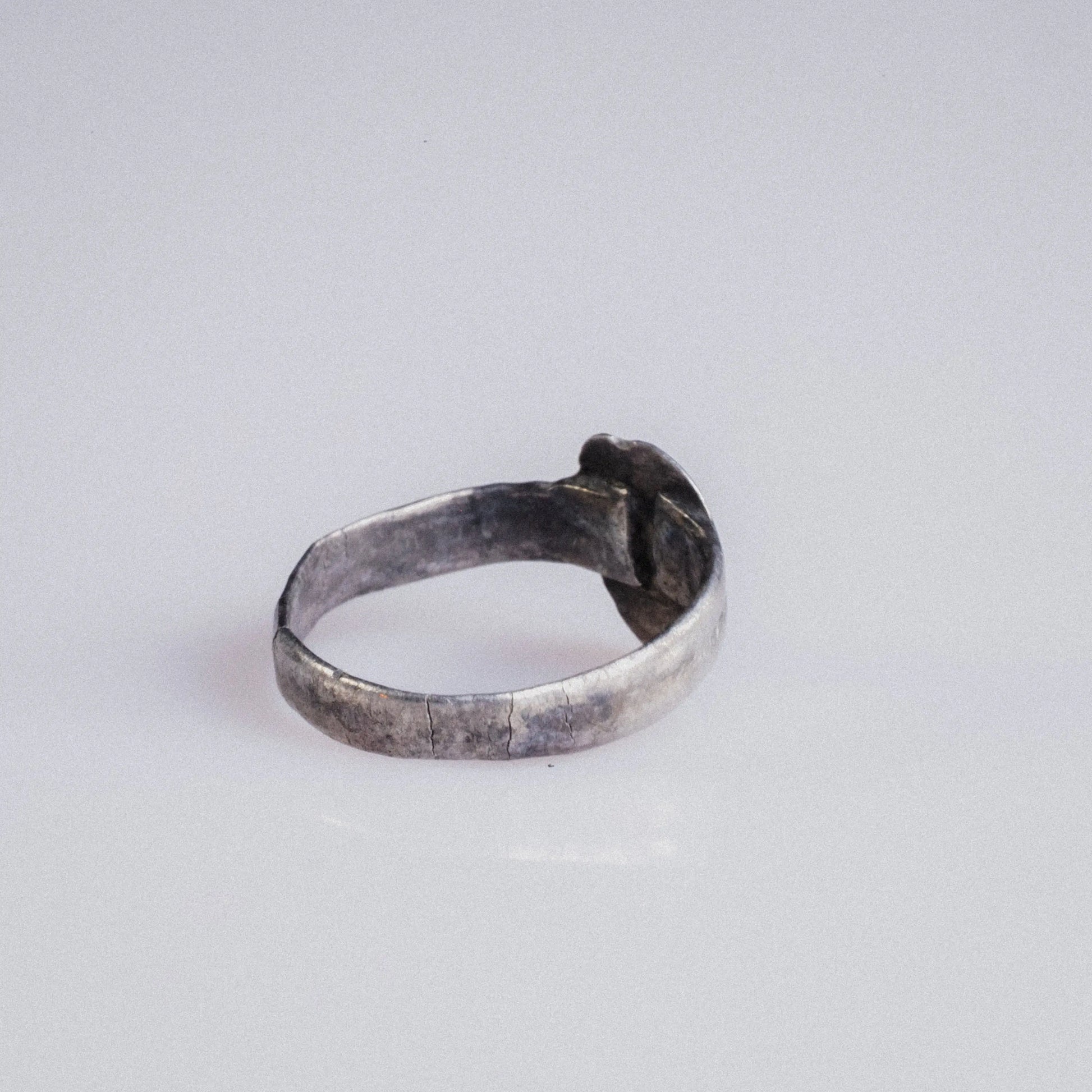 Medieval Silver Ring with Tear-Shaped Bezel – “Eadric” (9th–12th c. AD) – EU 49 / US 5 Aurora Antiqua