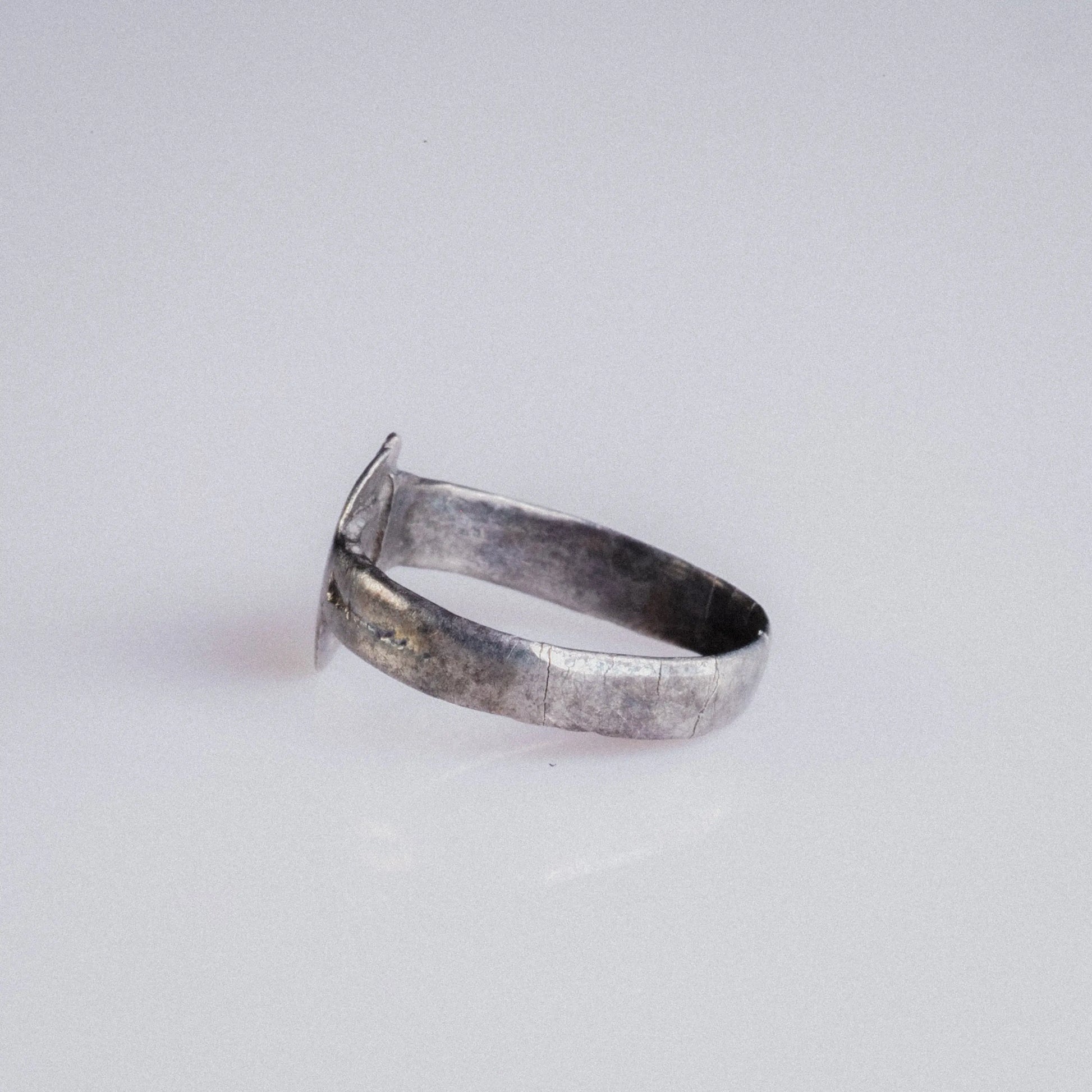 Medieval Silver Ring with Tear-Shaped Bezel – “Eadric” (9th–12th c. AD) – EU 49 / US 5 Aurora Antiqua