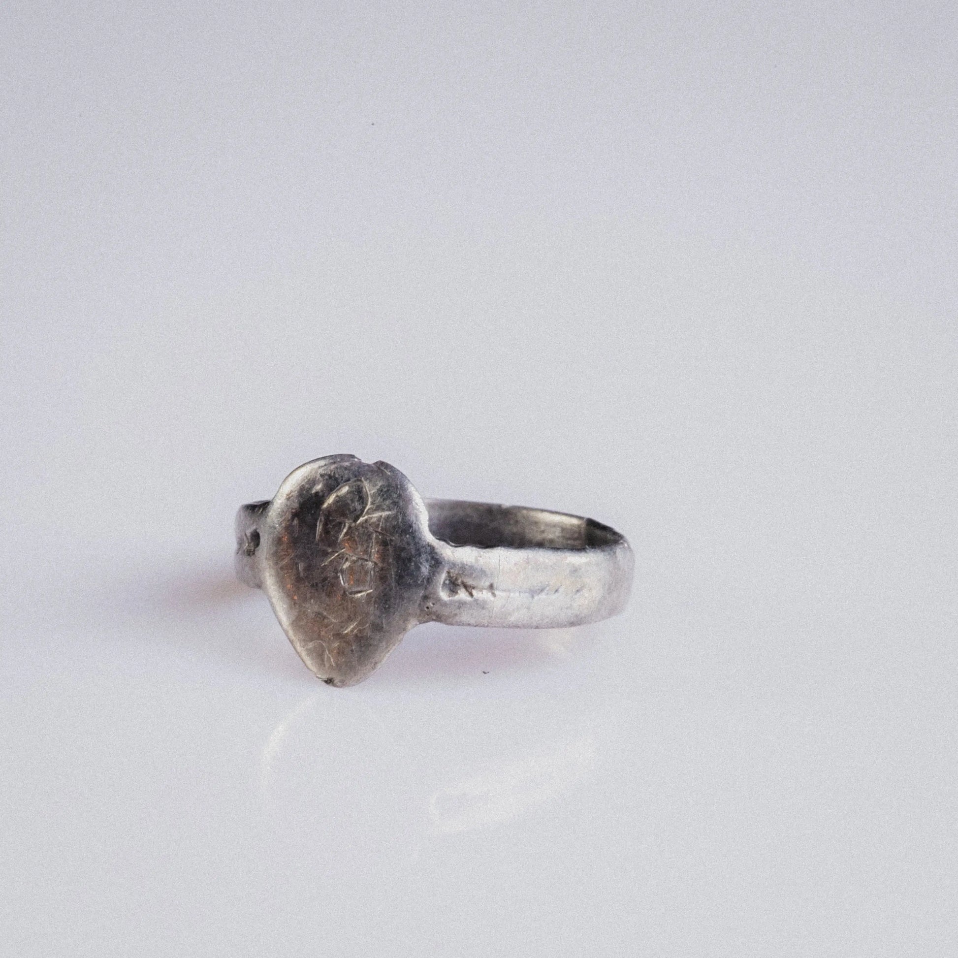 Medieval Silver Ring with Tear-Shaped Bezel – “Eadric” (9th–12th c. AD) – EU 49 / US 5 Aurora Antiqua
