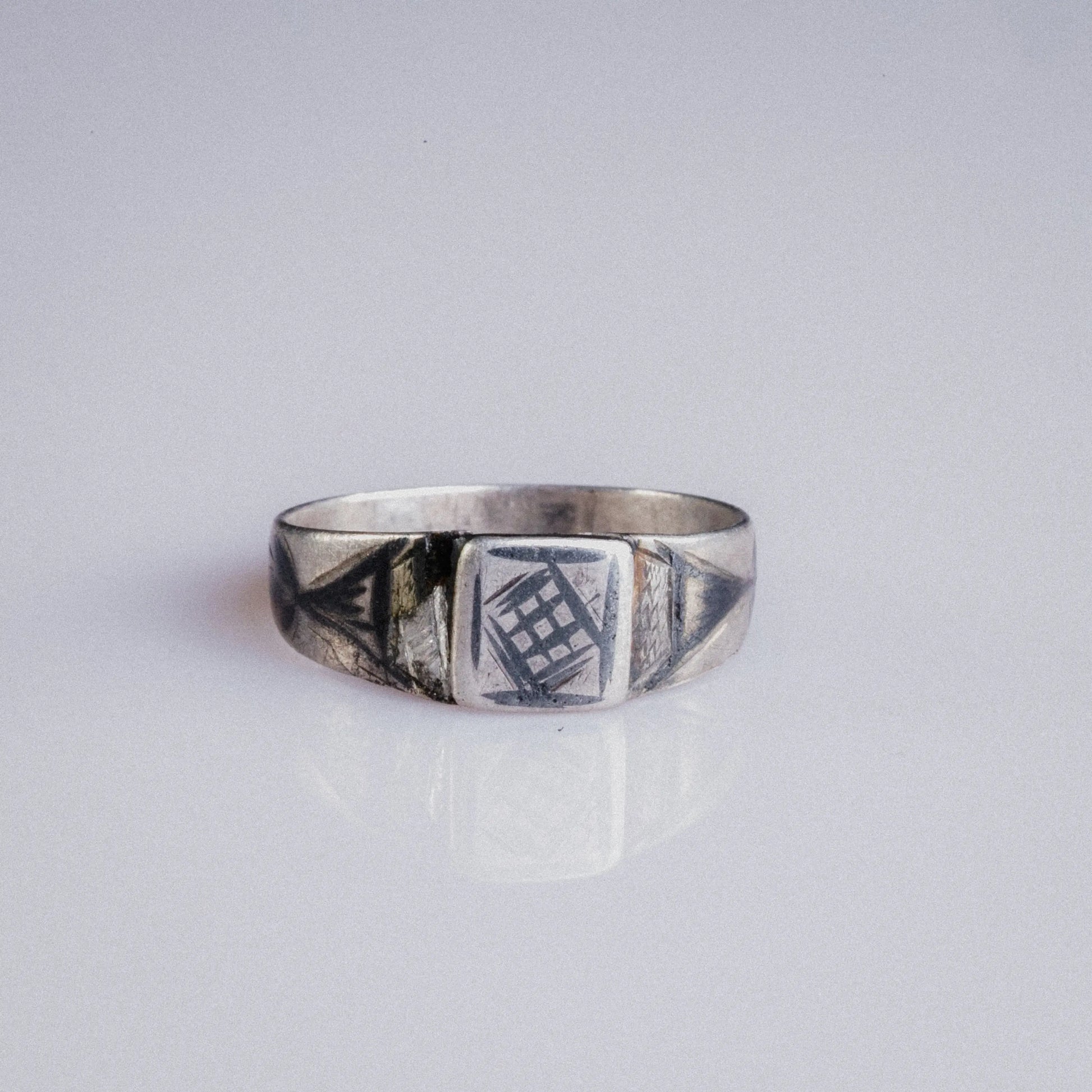 Early Medieval Silver Ring with Grid-Pattern Bezel – “Alaric” (6th–10th c. AD) – EU 57 / US 8.5 - Aurora Antiqua