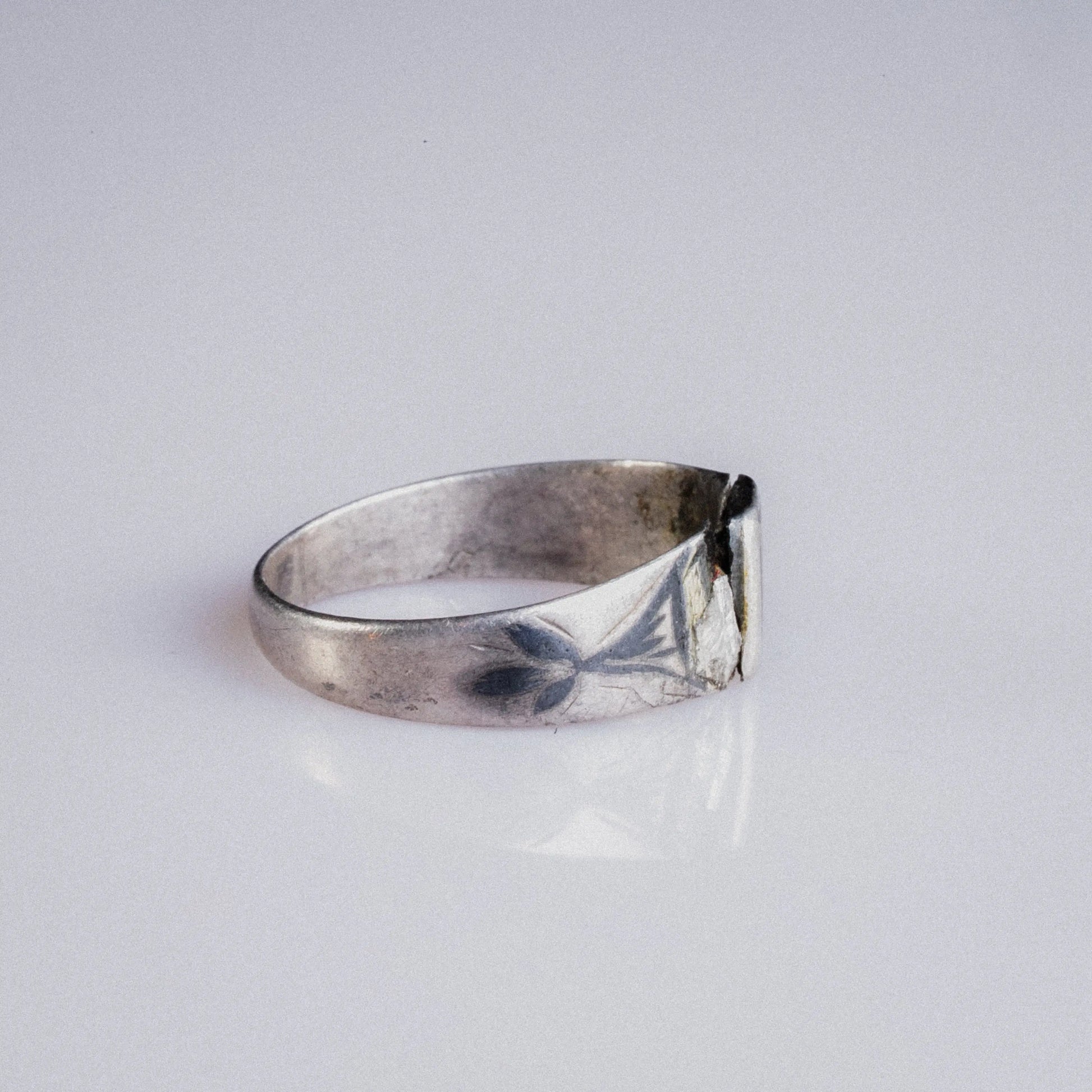 Early Medieval Silver Ring with Grid-Pattern Bezel – “Alaric” (6th–10th c. AD) – EU 57 / US 8.5 - Aurora Antiqua