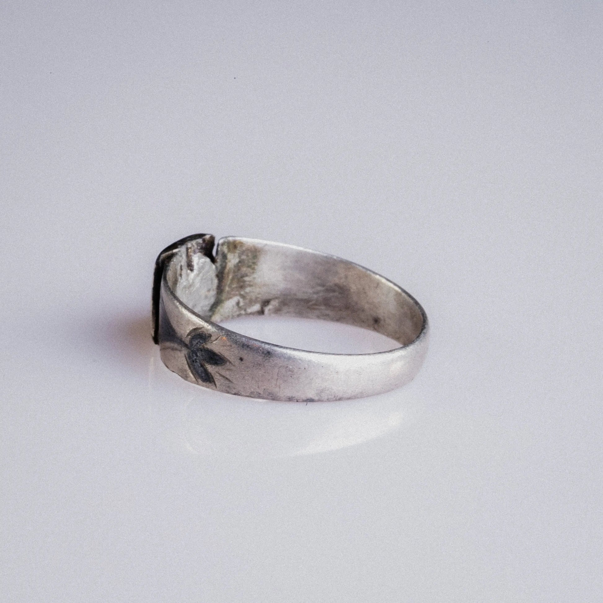 Early Medieval Silver Ring with Grid-Pattern Bezel – “Alaric” (6th–10th c. AD) – EU 57 / US 8.5 - Aurora Antiqua