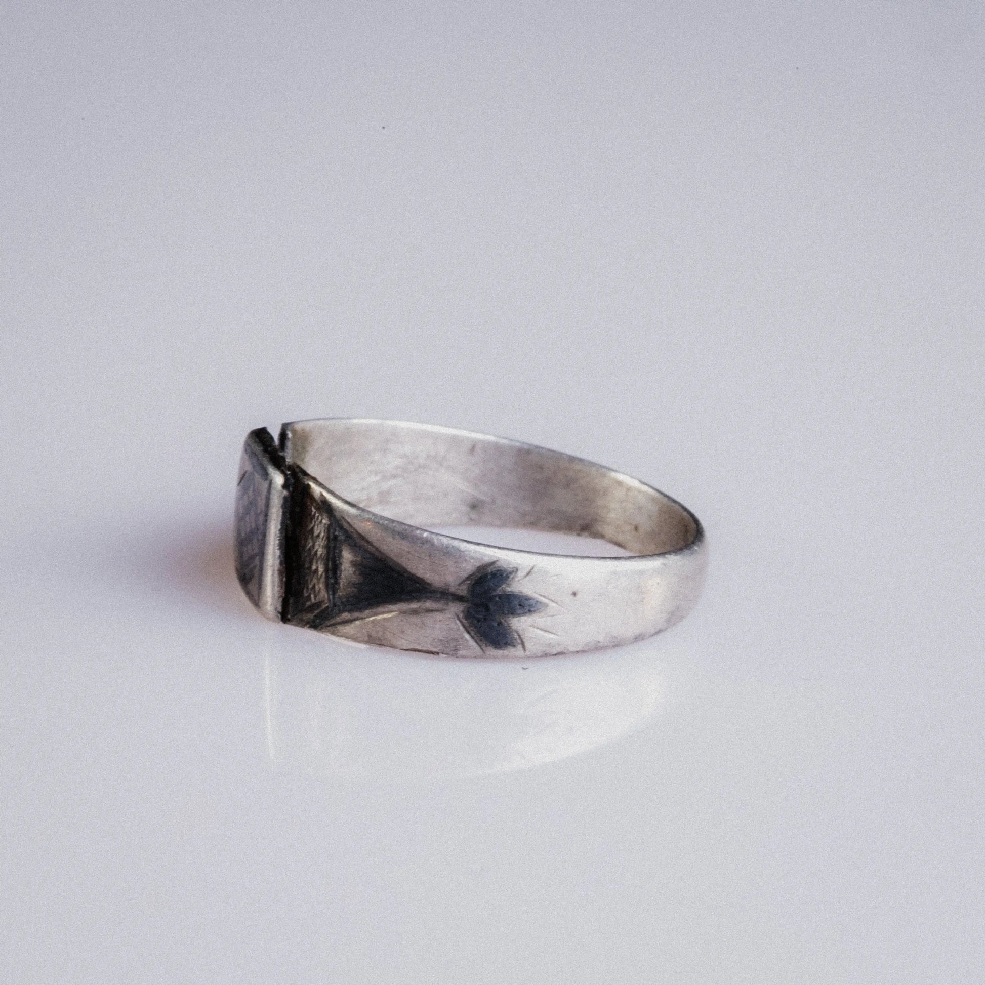 Early Medieval Silver Ring with Grid-Pattern Bezel – “Alaric” (6th–10th c. AD) – EU 57 / US 8.5 - Aurora Antiqua