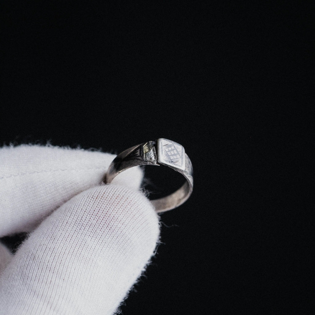 Early Medieval Silver Ring with Grid-Pattern Bezel – “Alaric” (6th–10th c. AD) – EU 57 / US 8.5 - Aurora Antiqua