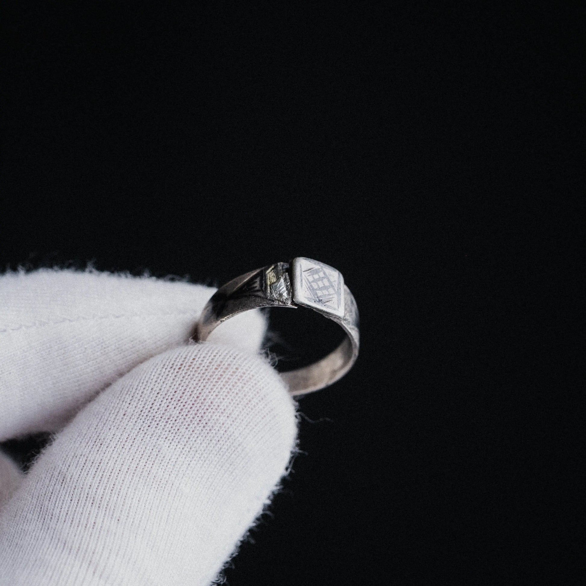 Early Medieval Silver Ring with Grid-Pattern Bezel – “Alaric” (6th–10th c. AD) – EU 57 / US 8.5 - Aurora Antiqua