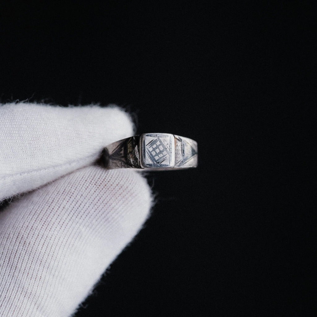 Early Medieval Silver Ring with Grid-Pattern Bezel – “Alaric” (6th–10th c. AD) – EU 57 / US 8.5 - Aurora Antiqua