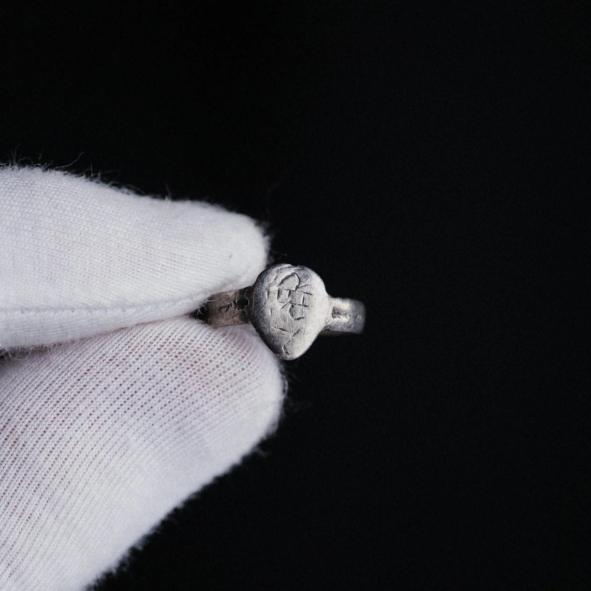 Medieval Silver Ring with Tear-Shaped Bezel – “Eadric” (9th–12th c. AD) – EU 49 / US 5 Aurora Antiqua