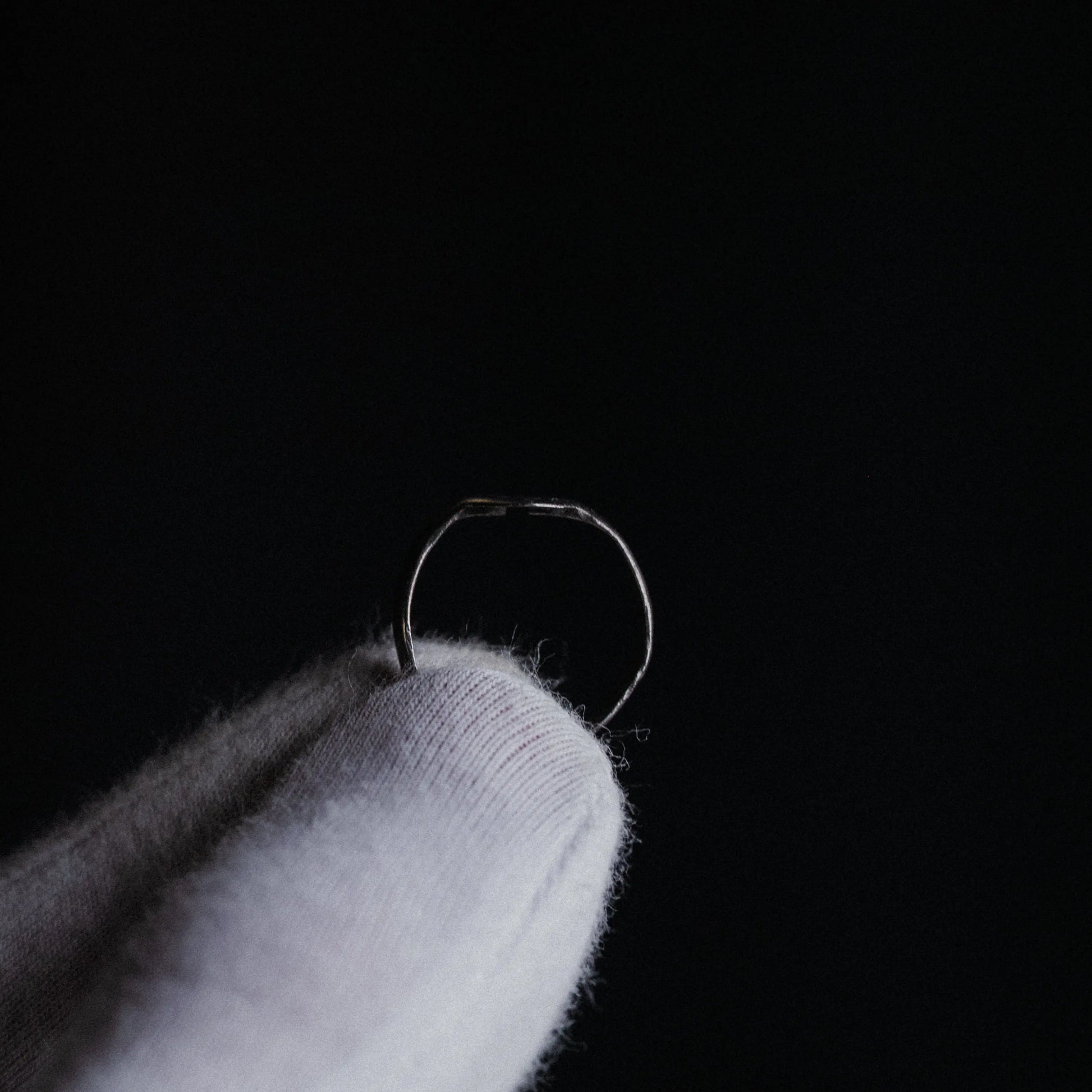 Medieval Silver Ring with Tear-Shaped Bezel – “Eadric” (9th–12th c. AD) – EU 49 / US 5 Aurora Antiqua