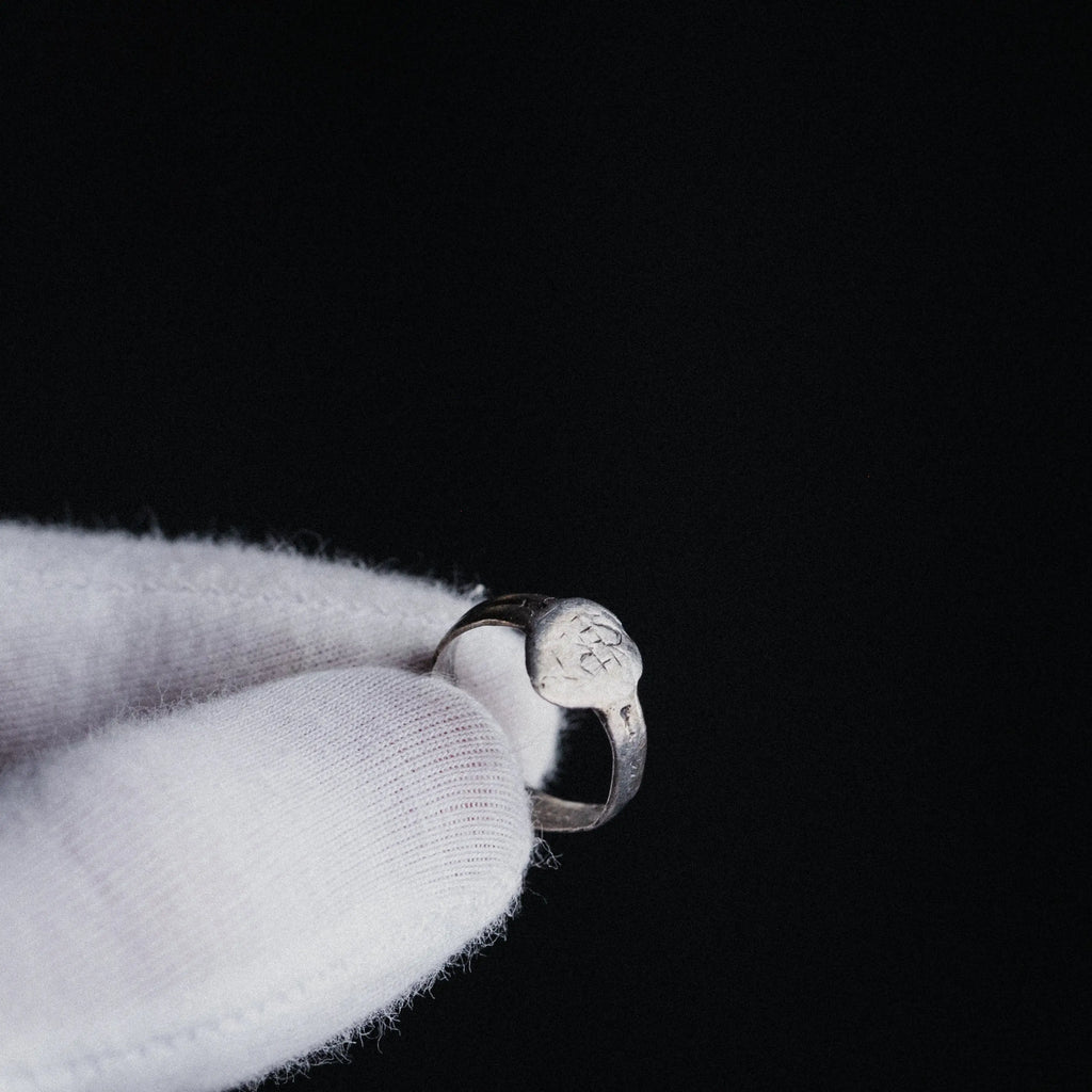 Medieval Silver Ring with Tear-Shaped Bezel – “Eadric” (9th–12th c. AD) – EU 49 / US 5 Aurora Antiqua