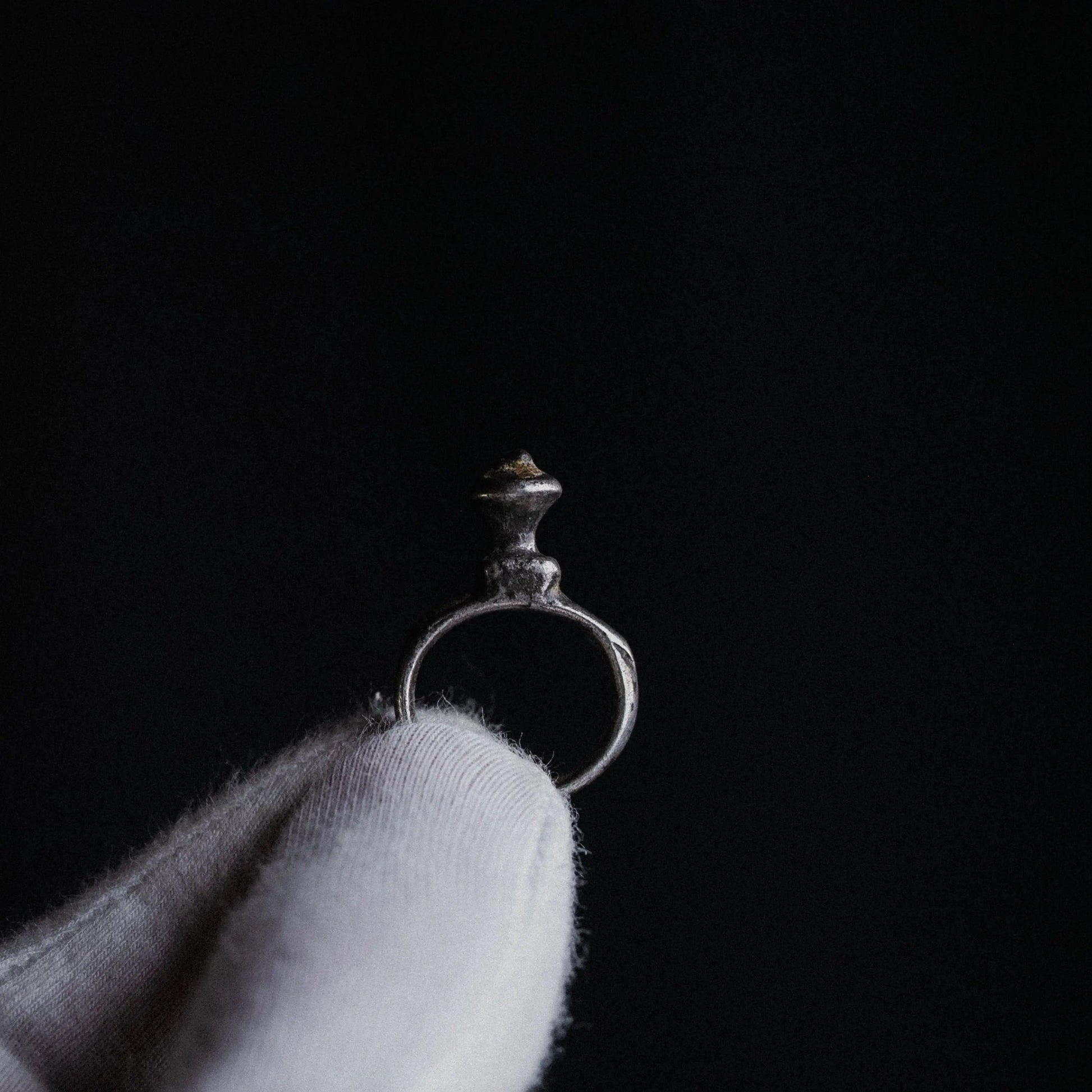 Medieval Silver Ring with Button Bezel – “Oswin” (9th–11th c. AD) – EU 47 / US 4.75 Aurora Antiqua